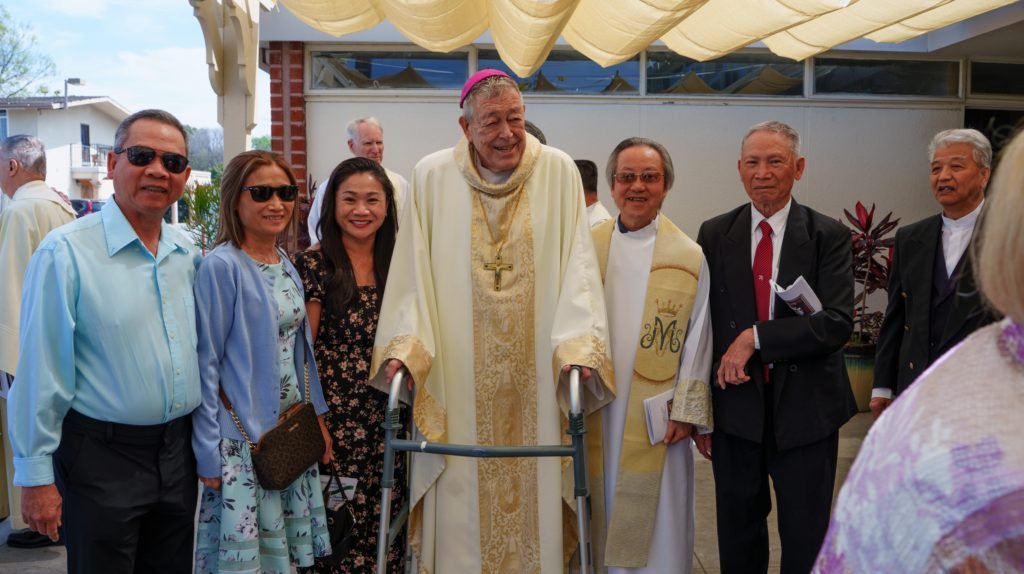 El obispo Edward Clark después de la Misa por el 25º aniversario de su ordenación episcopal en St. Maria Goretti, en Long Beach, el 28 de marzo. La mayoría de los asistentes eran amigos de parroquias de Los Ángeles donde sirvió, incluida la Catedral Chapel of St. Vibiana en Mid-City. (Peter Lobato)