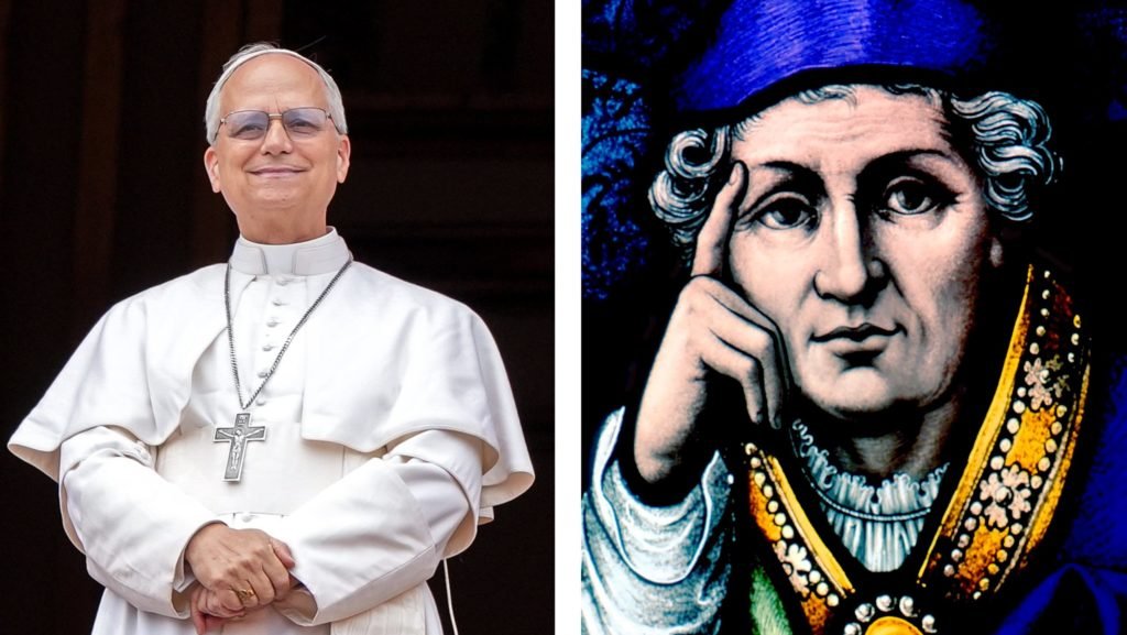 Esta imagen combina al papa León XIV, que se asoma al balcón central de la basílica de San Pedro en el Vaticano mientras dirige por primera vez la recitación del «Regina Coeli» a mediodía, el 11 de mayo de 2025, con San Agustín de Hipona, representado en esta obra de arte en vidriera de Winnipeg, Manitoba. (Fotos de OSV News/Foto de CNS/Lola Gómez/Crosiers)