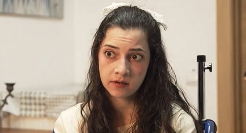 Noelia Castillo, una mujer española de 25 años que recibió autorización del gobierno catalán en 2024 para poner fin a su vida mediante eutanasia, murió el 27 de marzo de 2026 en un centro en Barcelona donde se le administró medicación para provocar la muerte. (Captura de pantalla de OSV News/Atresmedia Televisión)