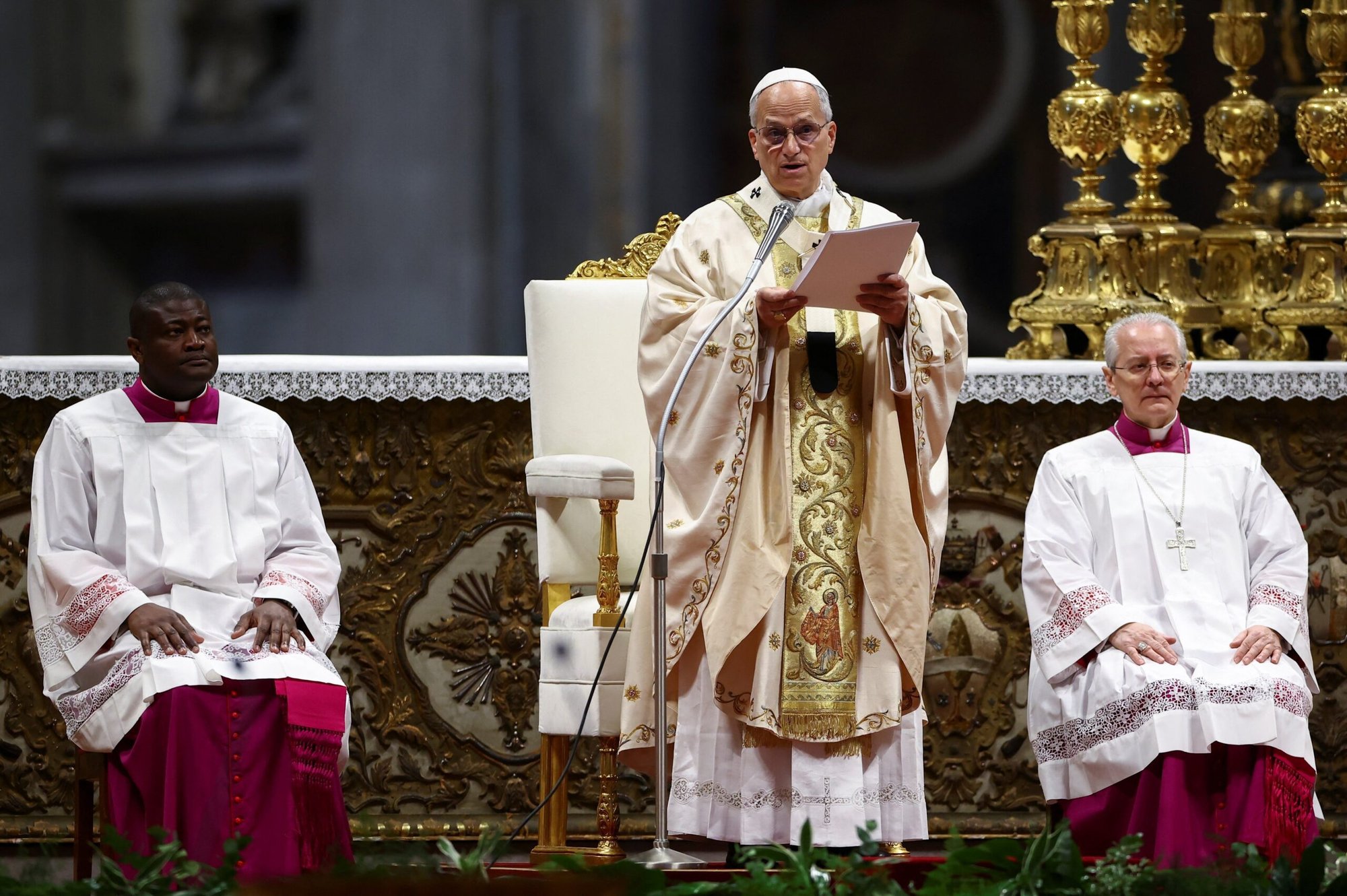El Papa León XIV celebra la Misa Crismal del Jueves Santo en la Basílica de San Pedro, en el Vaticano, el 2 de abril de 2026. (Foto OSV News/Guglielmo Mangiapane, Reuters)