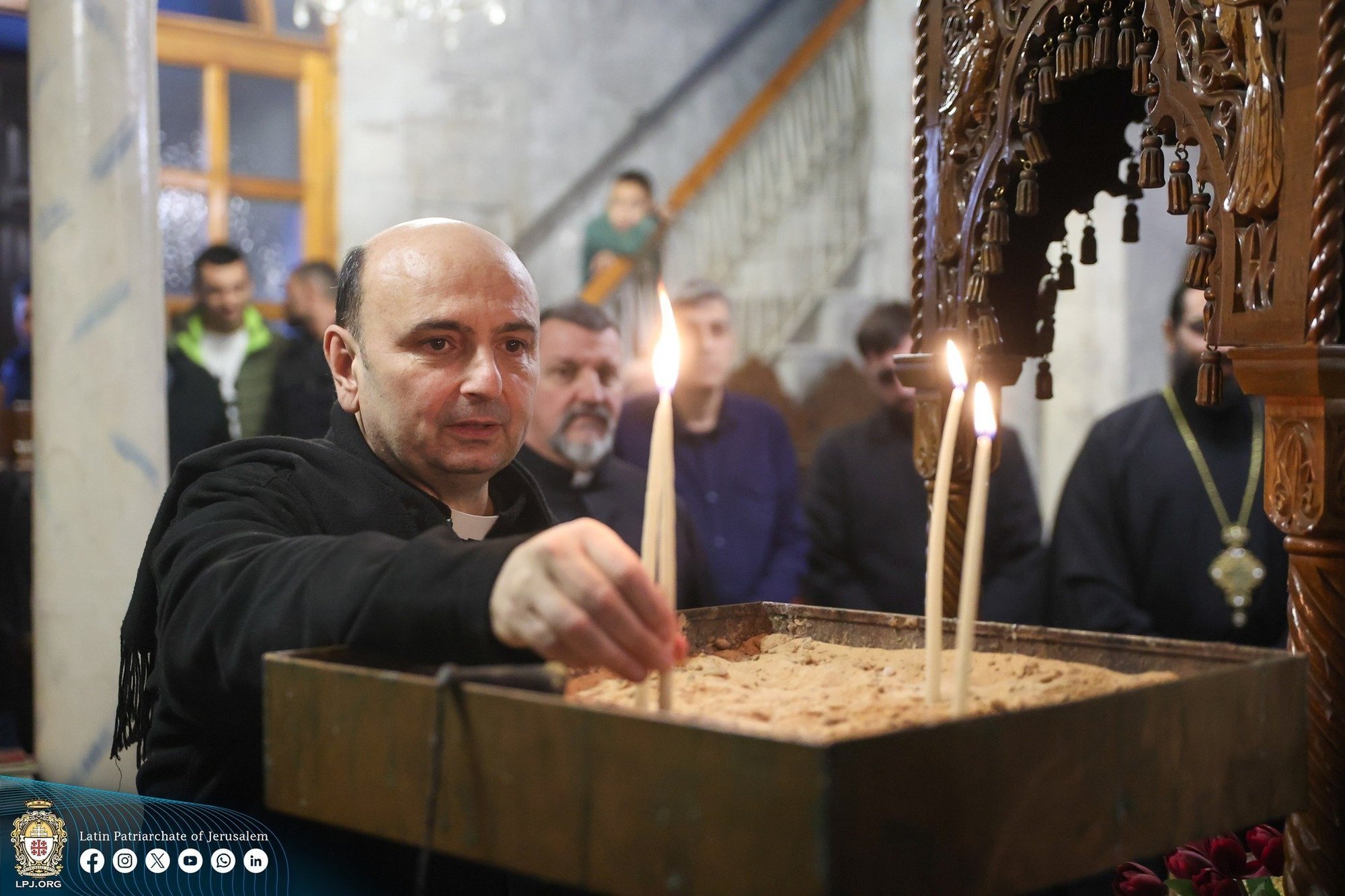 El padre Gabriel Romanelli, párroco de la iglesia de la Sagrada Familia en la ciudad de Gaza, enciende una vela el 22 de diciembre de 2024. En un video publicado en su cuenta de X el 6 de abril de 2026, el padre Romanelli relató que, durante la Pascua, recibió un mensaje del Papa León XIV, quien "está constantemente en contacto con nosotros, con mensajes" y, en ocasiones, mediante llamadas telefónicas. (Foto OSV News/cortesía del Patriarcado Latino de Jerusalén)