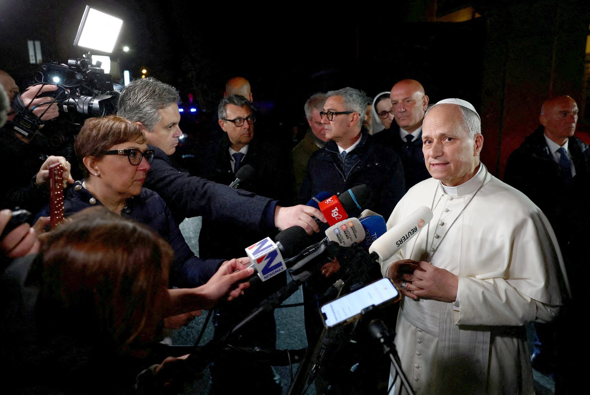 El papa León XIV se dirige a los medios de comunicación al salir de la residencia papal de Castel Gandolfo para regresar al Vaticano el 7 de abril de 2026. El papa León XIV criticó duramente la amenaza del presidente de Estados Unidos, Donald Trump, de que «toda una civilización morirá esta noche» si Irán no llega a un acuerdo antes de las 20:00 h (hora del este) de esa misma noche. (Foto de OSV News/Guglielmo Mangiapane, Reuters)