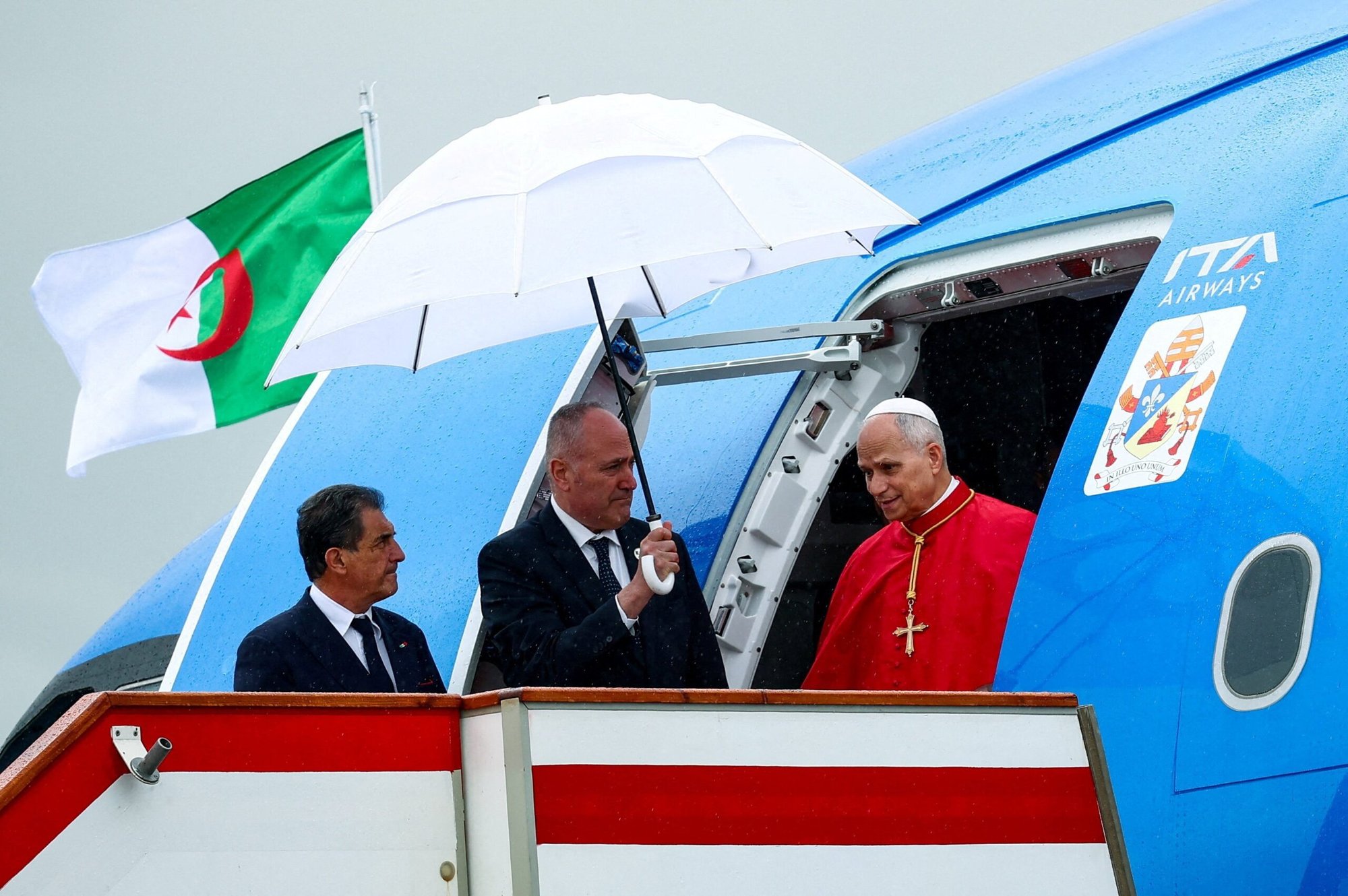 El Papa León XIV desciende del avión Papal a su llegada al Aeropuerto Internacional Houari Boumediene para comenzar su viaje apostólico por Argelia, Angola, Camerún y Guinea Ecuatorial, en Dar El Beida, en Argel, capital de Argelia, el 13 de abril de 2026. (Foto OSV News/Guglielmo Mangiapane, Reuters)