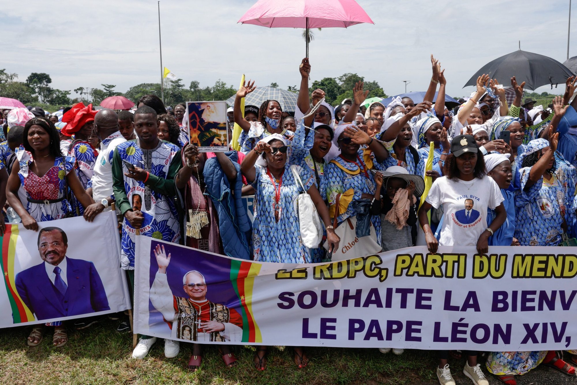 Fieles se congregan en el Aeropuerto Internacional de Yaundé-Nsimalen, en Yaundé, Camerún, el 15 de abril de 2026, a la espera de la llegada del Papa León XIV para dar inicio a su viaje apostólico a este país africano. A última hora del 13 de abril, facciones separatistas que operan en las regiones anglófonas de Camerún anunciaron que se mantendría un cese temporal de las hostilidades durante la visita Papal. (Foto OSV News/Luc Gnago, Reuters)