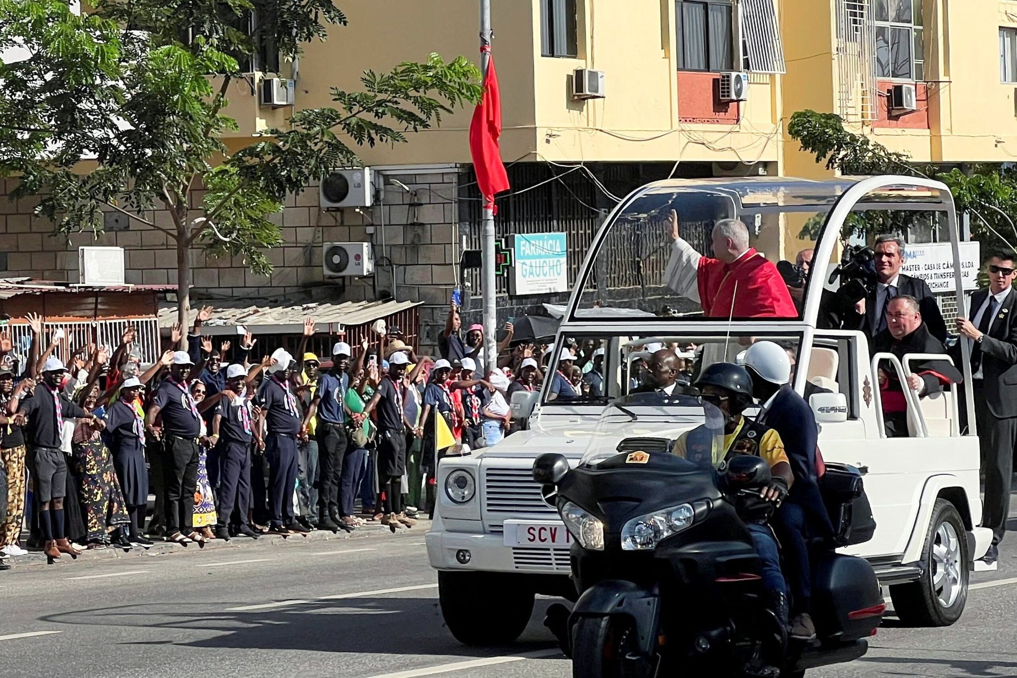 El papa León XIV saluda a la gente en las calles de Luanda al inicio de su viaje apostólico a Angola, en Luanda, Angola, el 18 de abril de 2026. (Foto de OSV News/César Muginga, Reuters)