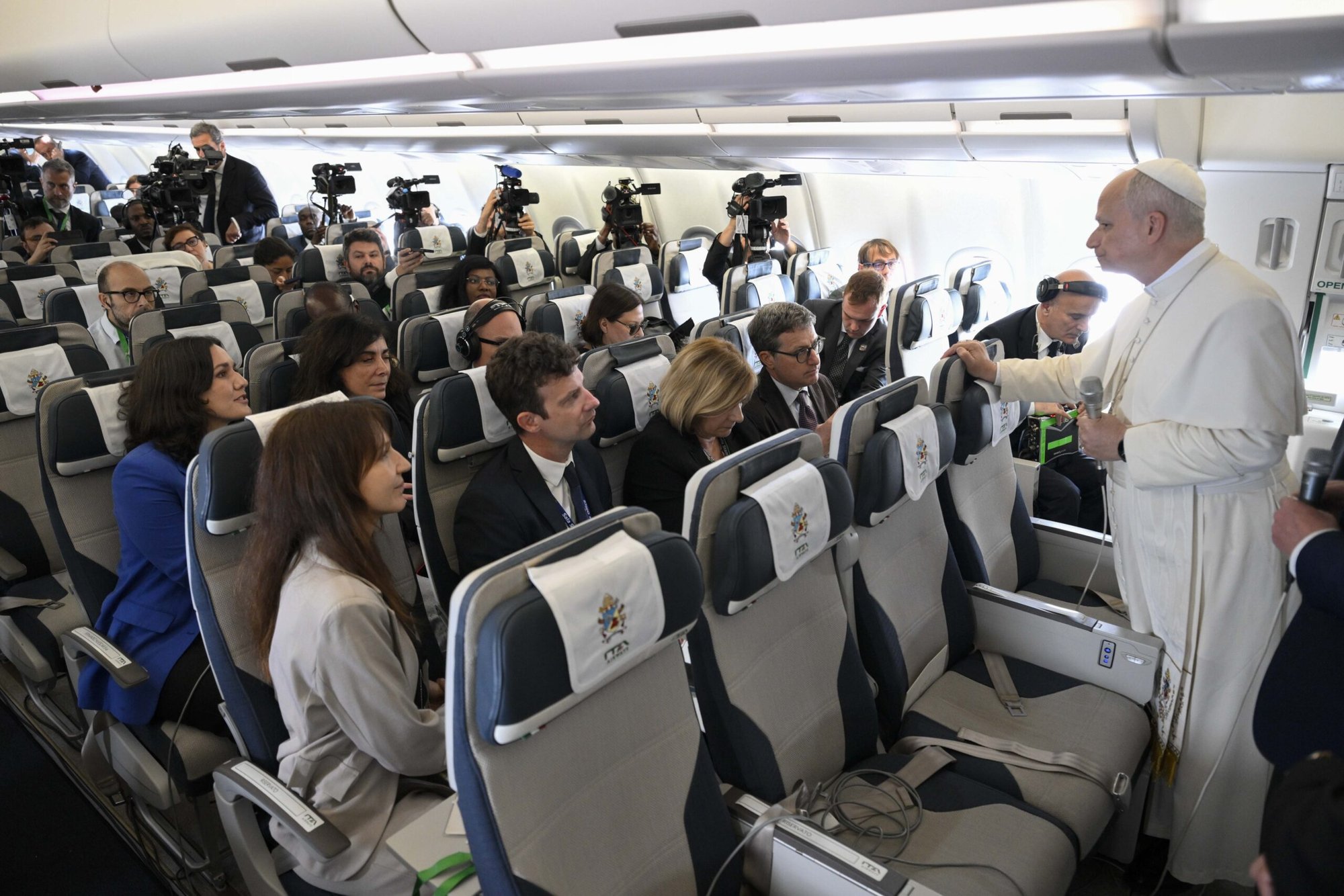 El papa León XIV habla con los periodistas a bordo del vuelo de regreso a Roma el 23 de abril de 2026, al término de su viaje apostólico de 11 días por África. (Foto de OSV News/Simone Risoluti, Vatican Media)