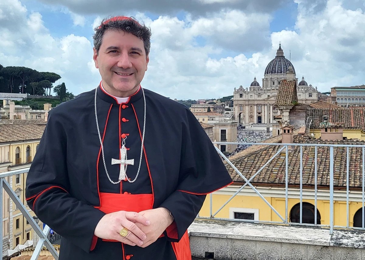 El cardenal Frank Leo, de Toronto, posa en una fotografía sin fecha tomada en el Vaticano. En unas cartas dirigidas el 20 de abril al primer ministro canadiense, Mark Carney, y a los miembros del Parlamento, el cardenal Leo les pidió que «eligieran la vida y no la muerte» votando a favor de una medida destinada a restringir la aplicación de la ley canadiense sobre la muerte asistida a aquellas personas que padecen únicamente una enfermedad mental, y no una enfermedad terminal. (Foto de OSV News/cortesía de la Arquidiócesis de Toronto)