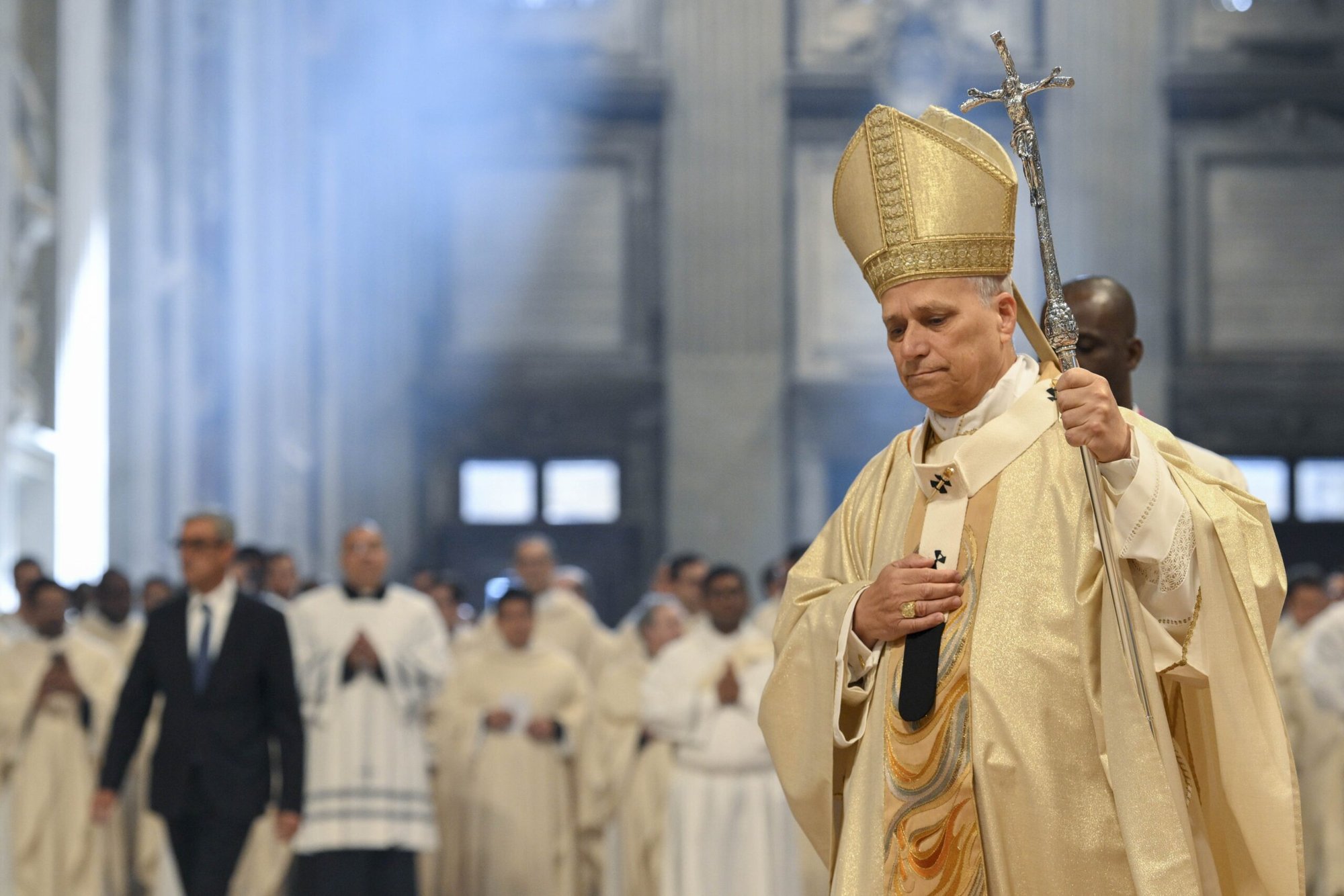El Papa León XIV camina con su báculo al llegar para celebrar la Misa de ordenación de diez sacerdotes en la basílica de San Pedro, en el Vaticano, el 26 de abril de 2026. Los sacerdotes están llamados cada día a dejar abiertas las puertas de la Iglesia a una “humanidad que sufre” y que está necesitada, dijo el Papa León a los diáconos justo antes de ordenarlos al sacerdocio. (Foto OSV News/Simone Risoluti, Vatican Media)