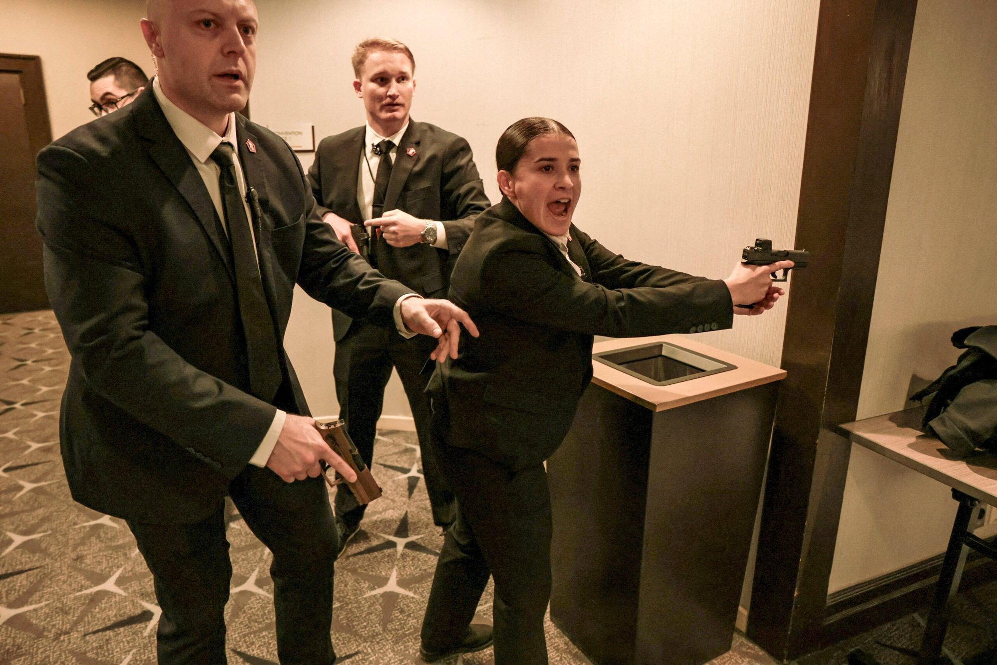 Agentes de seguridad reaccionan cuando un tirador abre fuego durante la cena anual de la Asociación de Corresponsales de la Casa Blanca en Washington el 25 de abril de 2026. (Foto OSV News/Jonathan Ernst, Reuters)