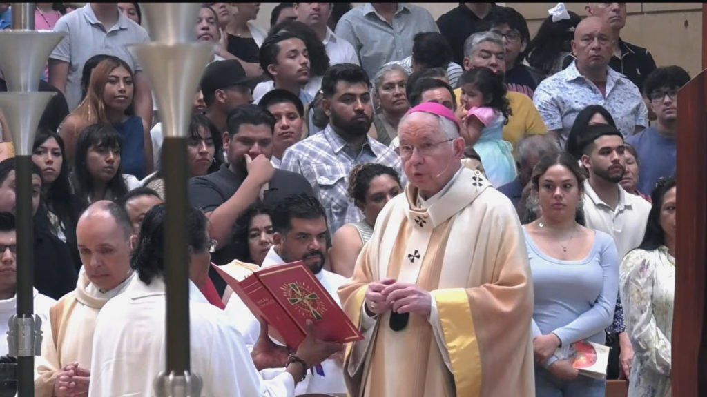 El arzobispo José H. Gómez preside la Misa del Domingo de Pascua en la Cathedral of Our Lady of the Angels el 5 de abril. (YouTube/OLACathedral)