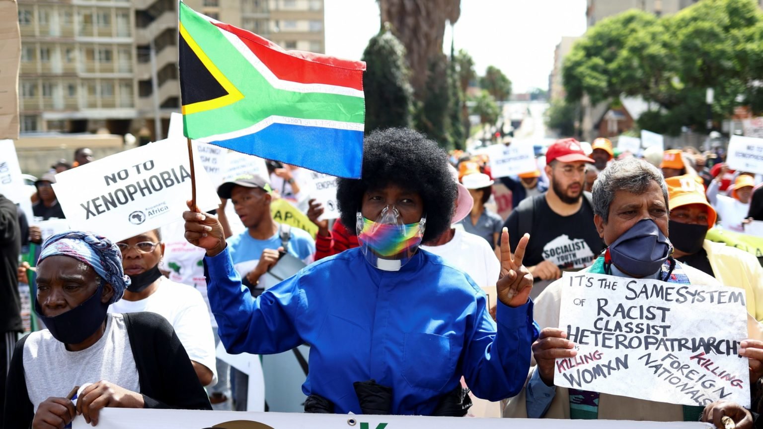 Miembros de una organización sudafricana contra la xenofobia participan en una marcha de protesta en Johannesburgo el 26 de marzo de 2022, en rechazo a una campaña de otro grupo que pedía al gobierno priorizar empleos para los ciudadanos sudafricanos y expulsar a inmigrantes que se encuentran en el país sin autorización. (Foto OSV News/Siphiwe Sibeko, Reuters)
