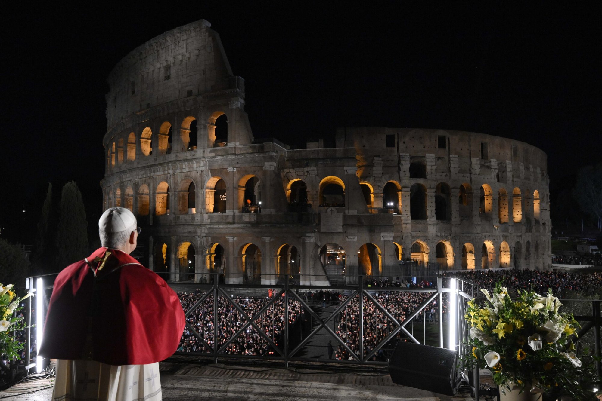 El Papa León XIV encabeza el Vía Crucis en el Coliseo de Roma el 3 de abril de 2026. (Foto OSV News/Simone Risoluti, Vatican Media)
