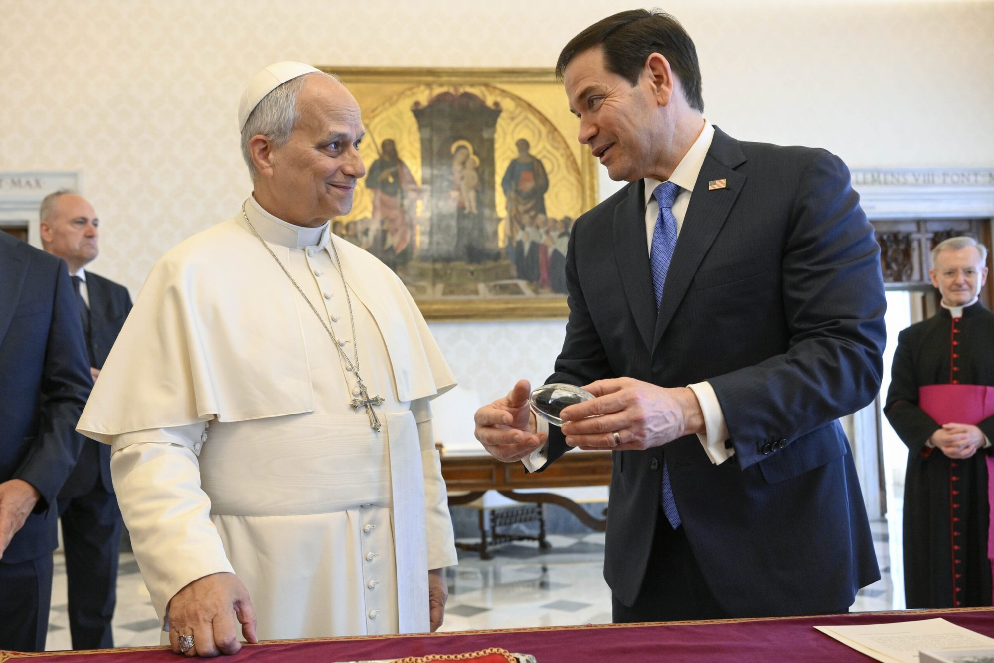 Pope Leo XIV y el secretario de Estado de Estados Unidos, Marco Rubio, sonríen durante una audiencia privada en el Vaticano el 7 de mayo de 2026. (Foto OSV News/Simone Risoluti, Vatican Media)