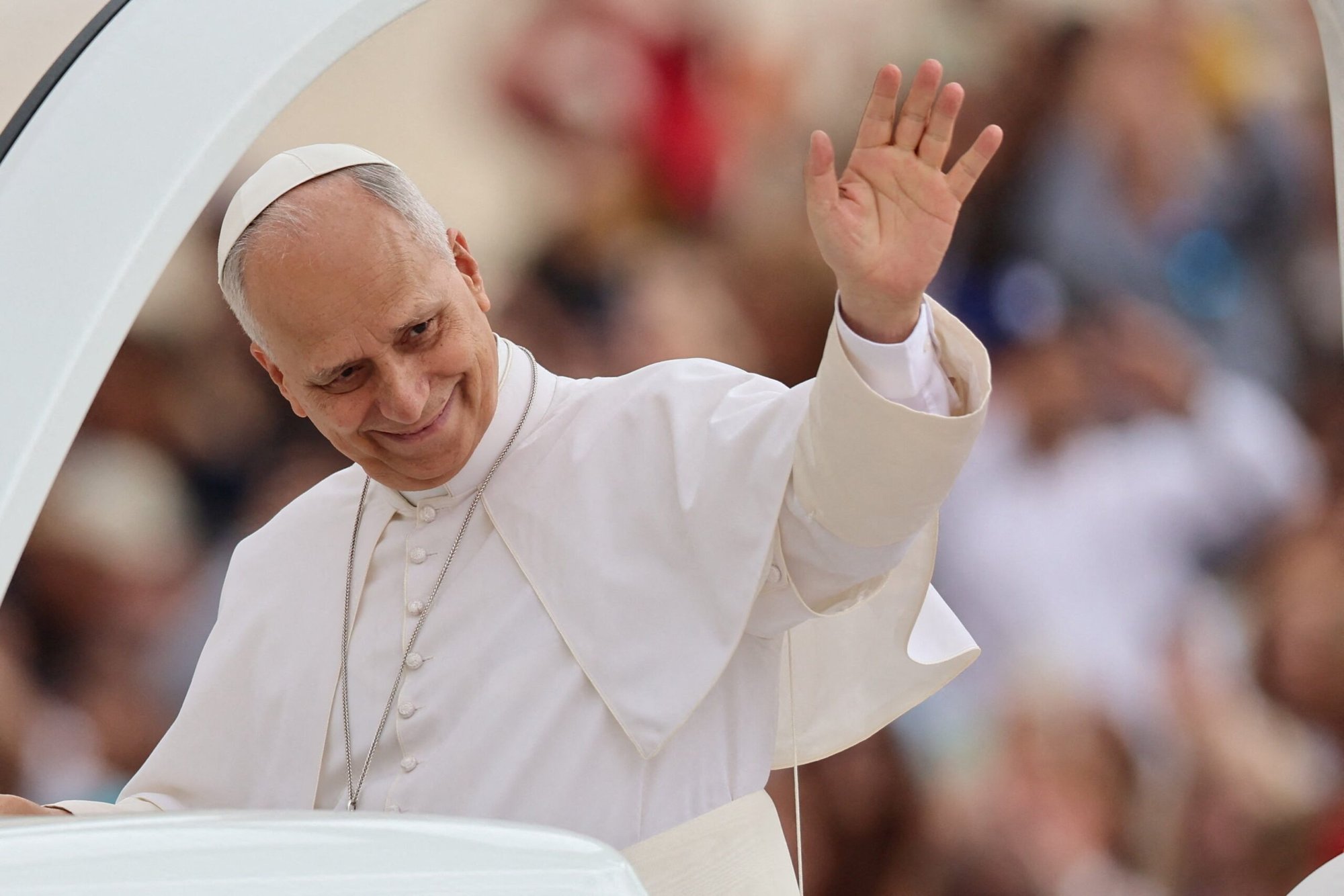 El papa León XIV saluda al llegar para presidir su audiencia general semanal en la Plaza de San Pedro, en el Vaticano, el 13 de mayo de 2026. (Foto de OSV News/Vincenzo Livieri, Reuters)