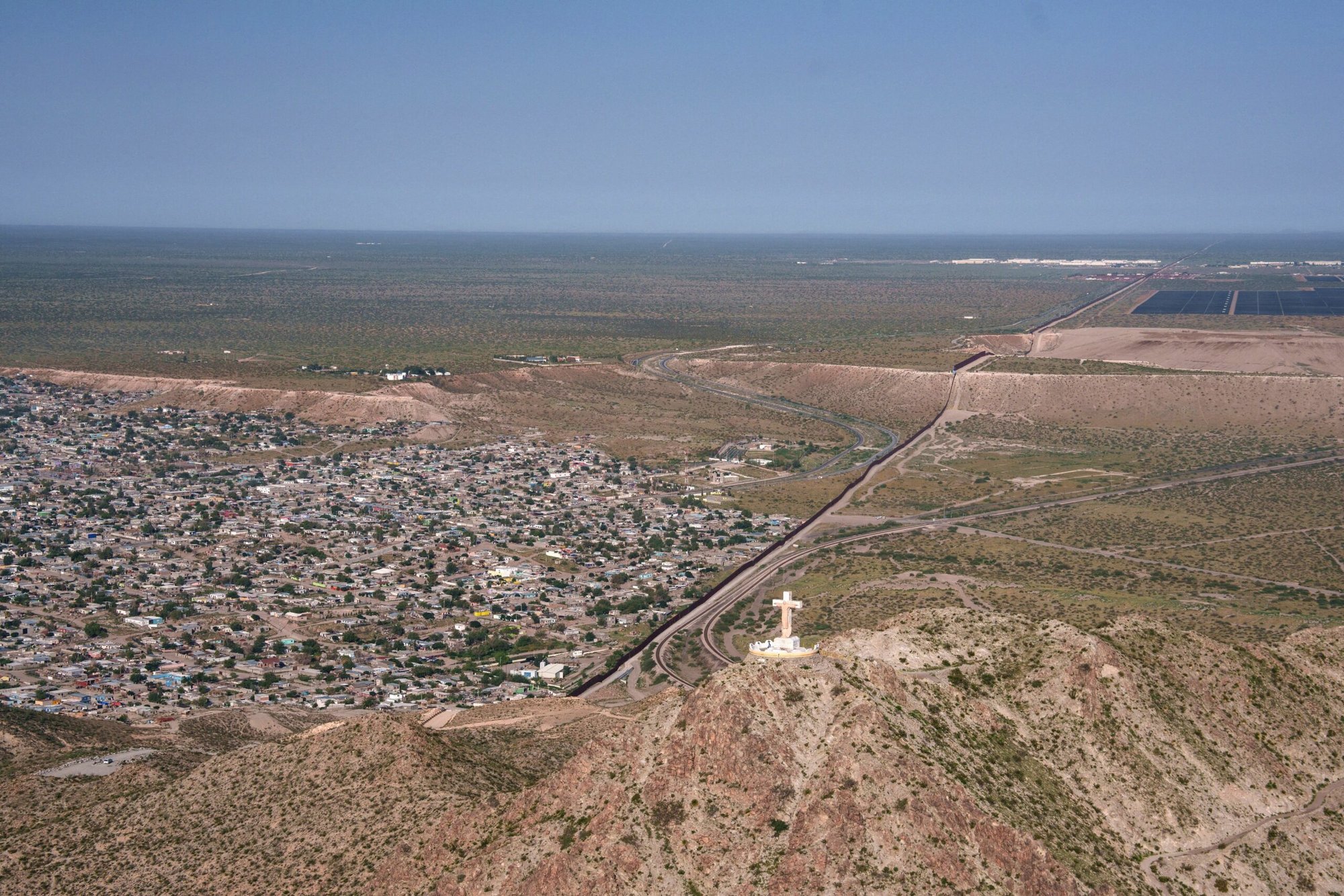 Una vista aérea muestra una cruz en la cima del Monte Cristo Rey, cerca de la frontera entre Estados Unidos y México, en Sunland Park, Nuevo México, el 8 de agosto de 2025. La Diócesis de Las Cruces ha respondido a una demanda presentada por la administración Trump —dirigida contra la diócesis y otros demandados—, mediante la cual se busca expropiar el sitio del Monte Cristo Rey, situado en la frontera entre Estados Unidos y México, para destinarlo a tramos de su muro fronterizo. (Foto OSV News/Paul Ratje, Reuters)