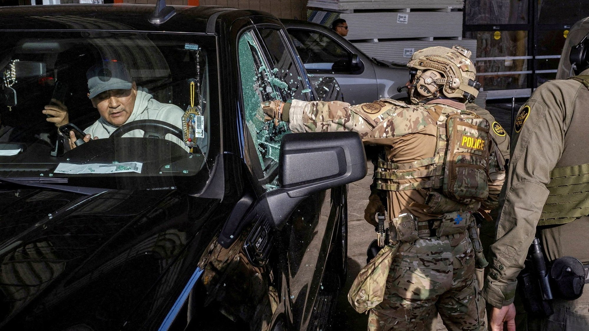 Un agente federal estadounidense rompe la ventanilla de un automóvil mientras intenta detener a un hombre durante una redada migratoria en Chicago el 17 de diciembre de 2025. Según un estudio económico publicado a comienzos de mayo de 2026, los esfuerzos de deportación masiva de la administración Trump podrían tener un fuerte impacto negativo en la economía y el mercado laboral, incluso para los trabajadores nacidos en Estados Unidos. (Foto OSV News/Jim Vondruska, Reuters)
