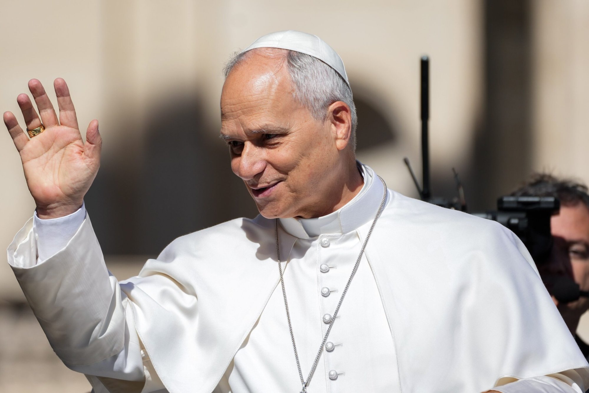 El Papa León XIV saluda a los visitantes y peregrinos desde el papamóvil mientras recorre la Plaza de San Pedro, en el Vaticano, antes de su audiencia general del 20 de mayo de 2026. (Foto CNS/Lola Gómez)
