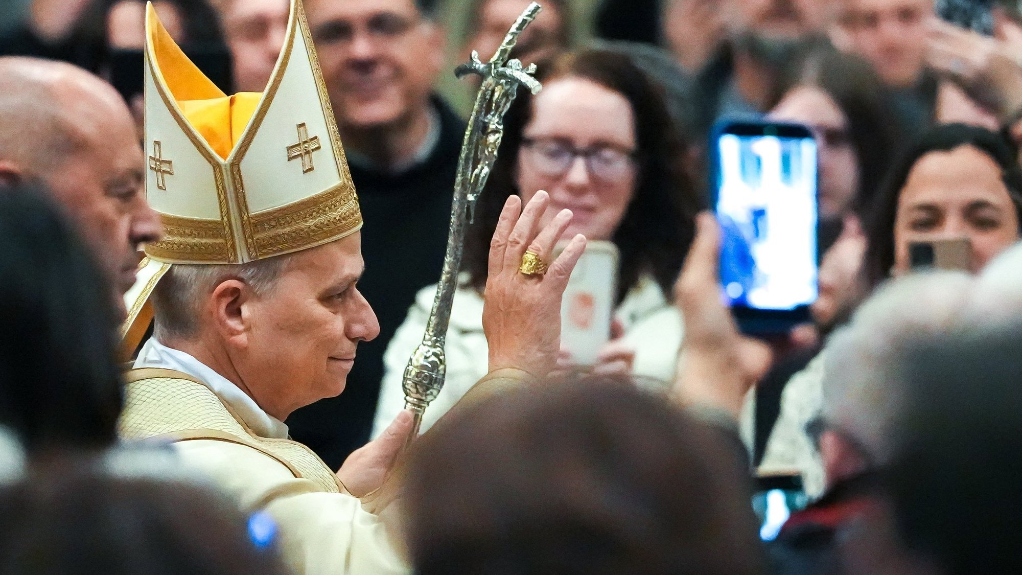 El Papa León XIV saluda mientras participa en una procesión para presidir un servicio de oración vespertino en la Basílica de San Pablo Extramuros, en Roma, el 25 de enero de 2026, con motivo de la clausura de la Semana de Oración por la Unidad de los Cristianos. (Foto CNS/Lola Gomez)
