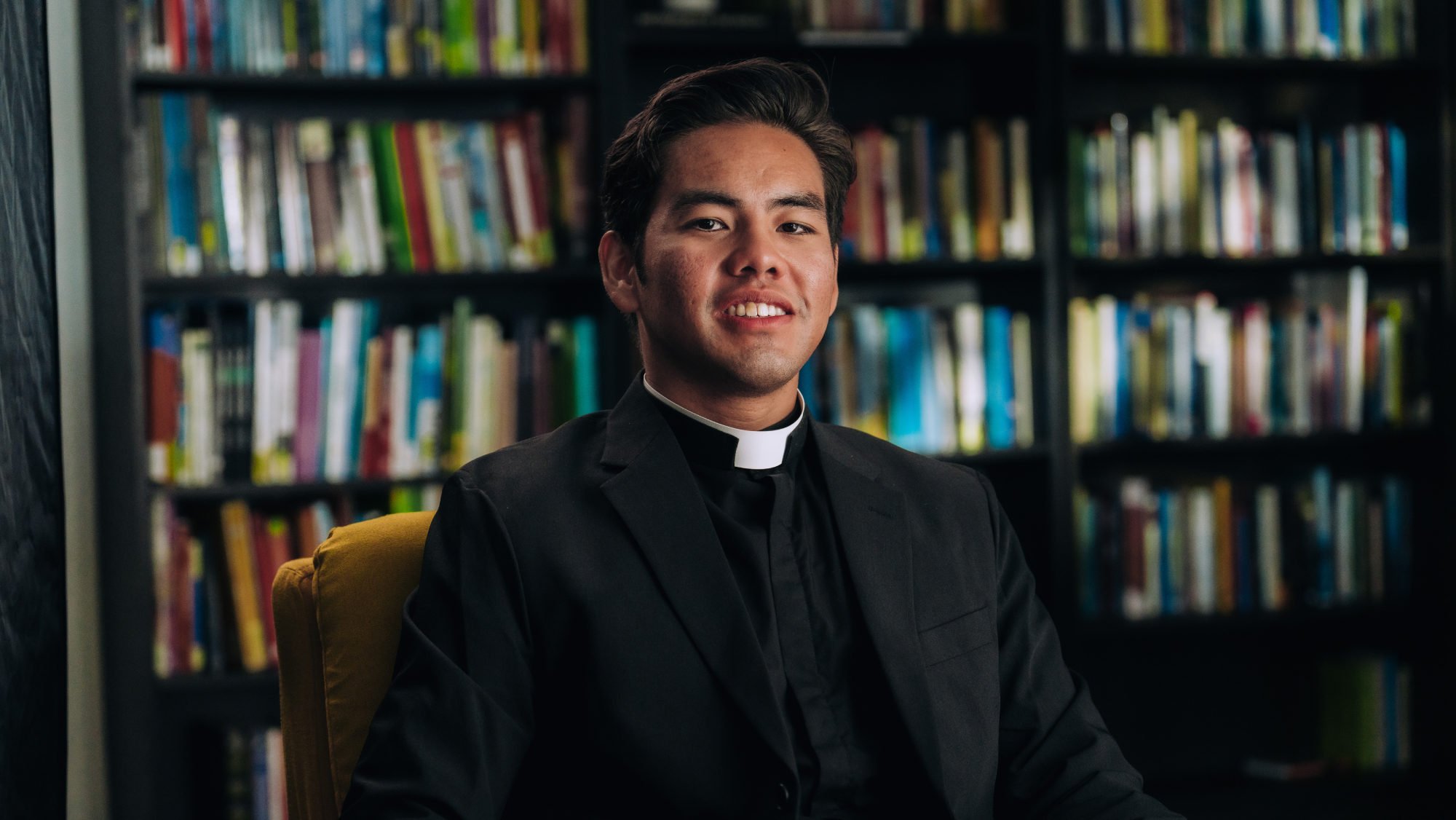 Jerick Alenton, uno de los nuevos sacerdotes que será ordenado el 30 de mayo, participa en una entrevista en video el 20 de abril. (Isabel Cacho)