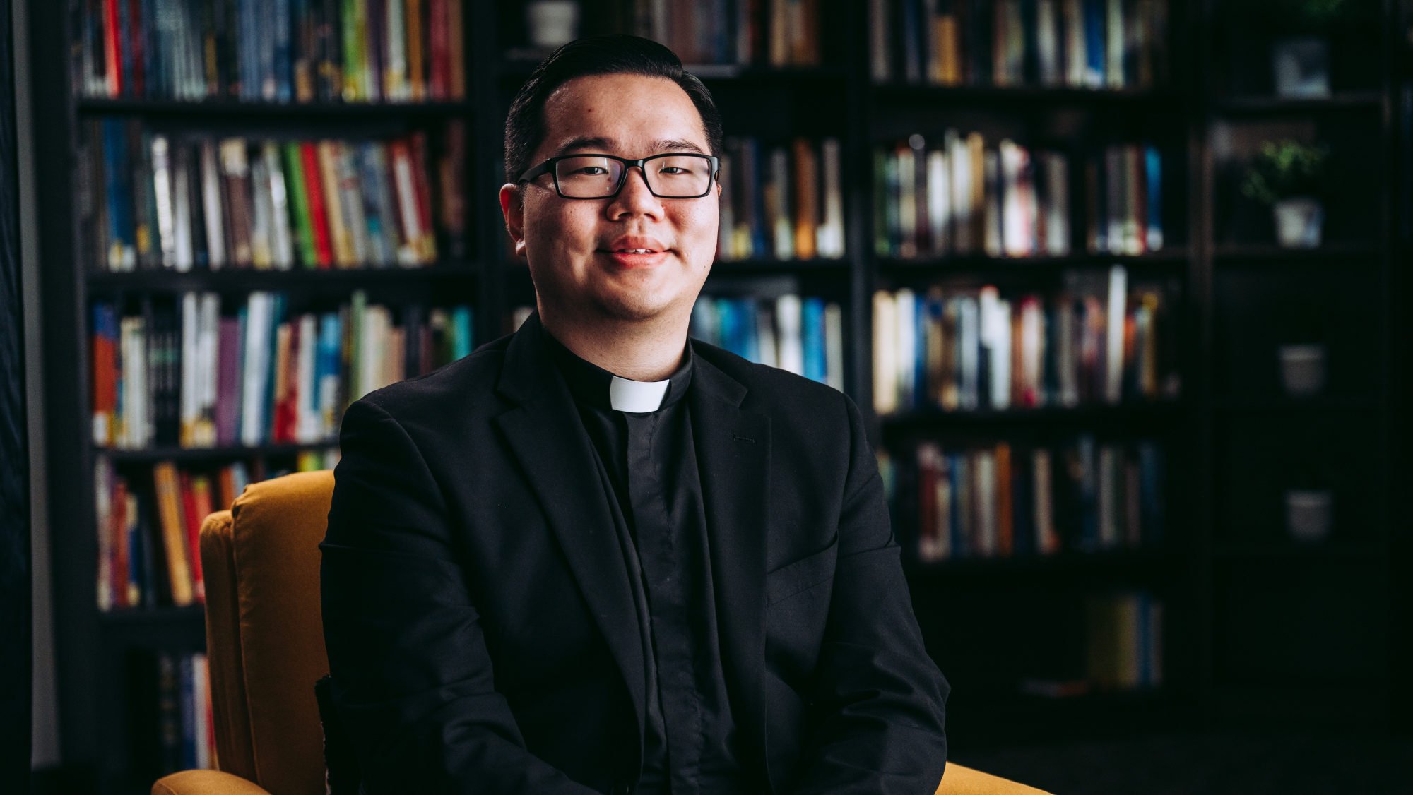 Shengda (Martin) Zhu, uno de los nuevos sacerdotes que será ordenado el 30 de mayo, durante una entrevista en video el 20 de abril. (Isabel Cacho)