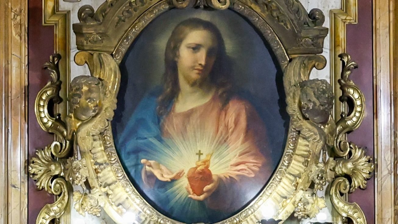 Una pintura del Sagrado Corazón de Jesús realizada por Pompeo Batoni en 1767 se exhibe en un marco ornamentado dentro de la iglesia jesuita del Gesù, en Roma, el 22 de octubre de 2024. (Foto CNS/Lola Gomez)