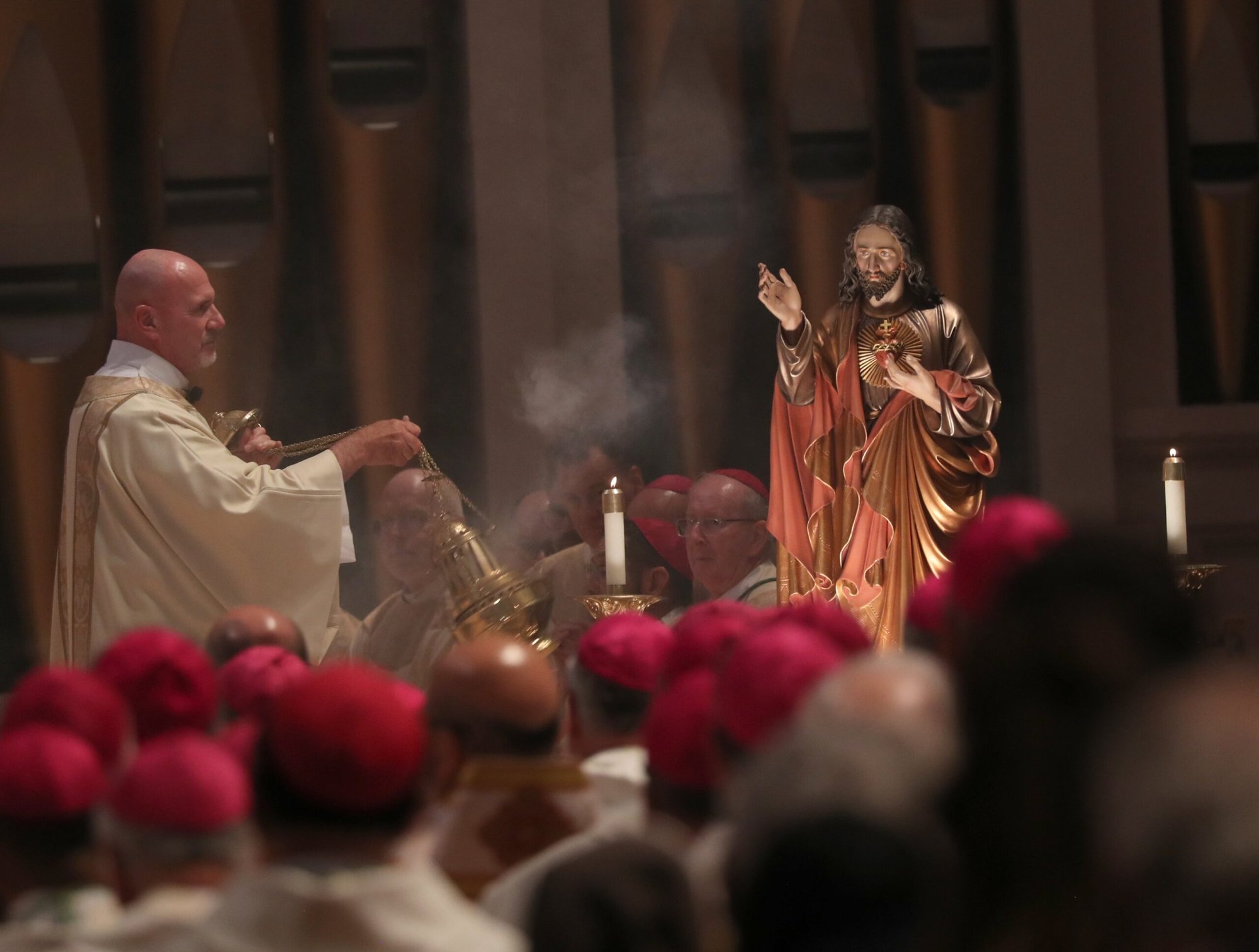 Los obispos católicos de Estados Unidos consagran el país al Sagrado Corazón en la Basílica de María Reina del Universo, en Orlando, Florida, el 11 de junio de 2026, durante su asamblea plenaria de primavera. (Foto OSV News/Bob Roller)