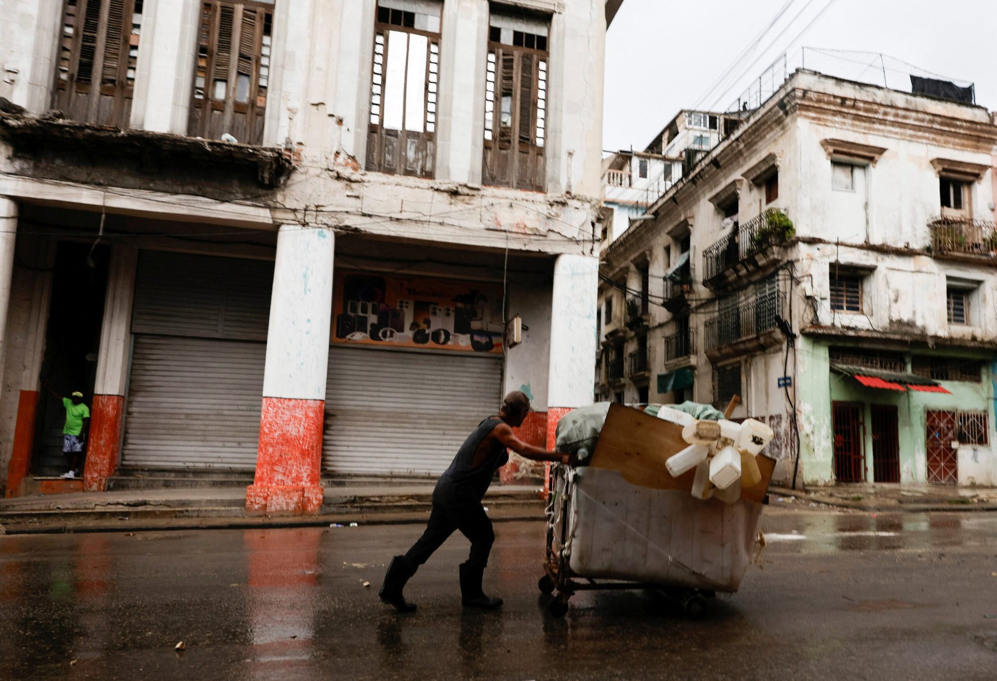 Un hombre empuja un carro cargado con envases de plástico recolectados en La Habana el 8 de junio de 2026. El gobierno cubano anunció el 18 de junio amplias medidas económicas que podrían representar el giro más significativo hacia una economía de mercado desde la revolución de 1959. (Foto OSV News/Norlys Pérez, Reuters)