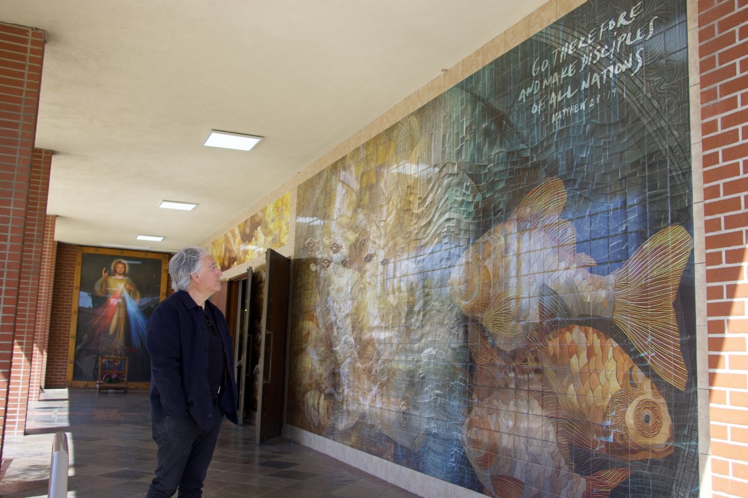 José García Moreno contempla el nuevo mural de azulejos que creó para la iglesia de la Sagrada Familia en Artesia, inspirado en el tema evangélico de los “pescadores de hombres”. (Kimmy Chacon)