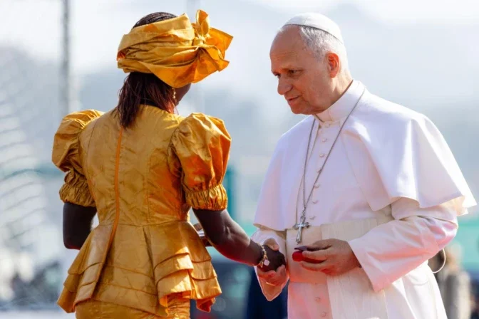 El Papa saluda a Bousso Diouf, mujer originaria de Senegal. | Crédito: Daniel Ibáñez/EWTN News