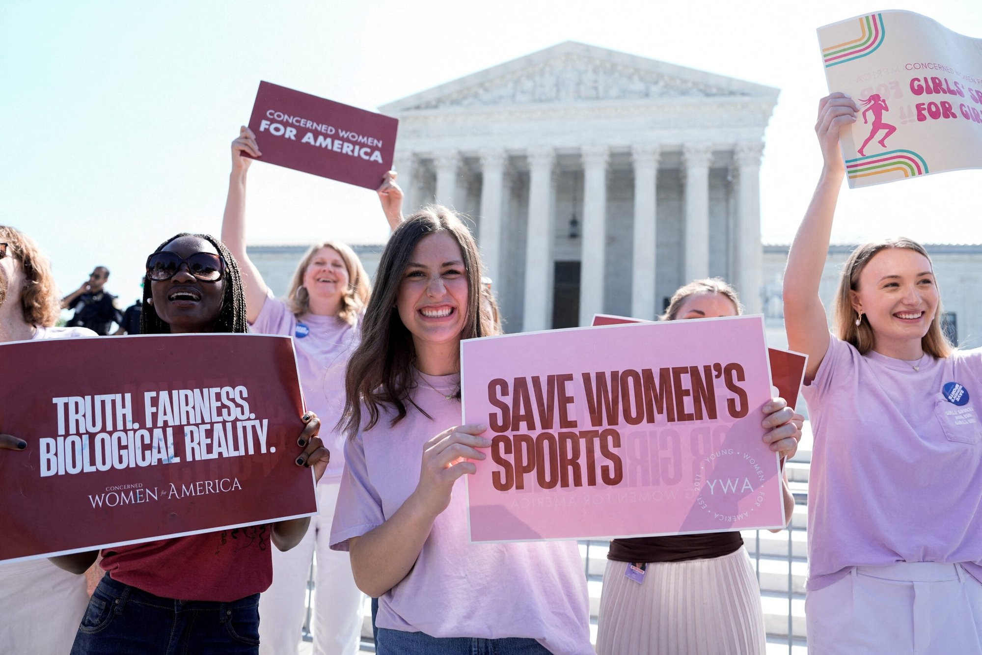 Un grupo de mujeres sostiene carteles frente a la Corte Suprema de Estados Unidos, en Washington, el 30 de junio de 2026, mientras celebran los últimos fallos del tribunal al cierre de su período de nueve meses, entre ellos la decisión que permite a los estados imponer restricciones a los estudiantes deportistas que se identifican como transgénero. El fallo confirmó las leyes de West Virginia e Idaho que prohíben su participación en equipos deportivos femeninos. (Foto de OSV News/Cheney Orr, Reuters)