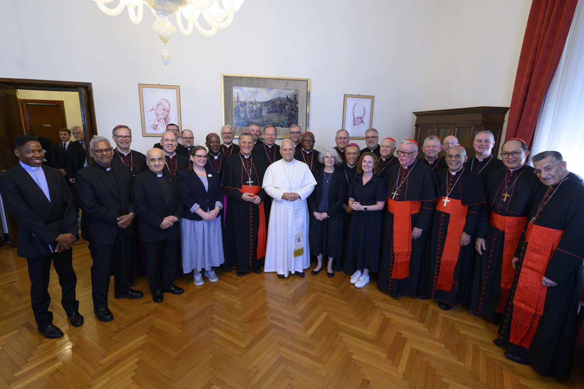 El Papa León XIV posa para una fotografía con los líderes de los "organismos continentales" que representan a América Latina, África, Asia, Europa, Oceanía, Oriente Medio y América del Norte, junto con los coordinadores de los equipos sinodales continentales, durante una reunión privada en el Vaticano el 25 de junio de 2026. (Foto CNS/Vatican Media)