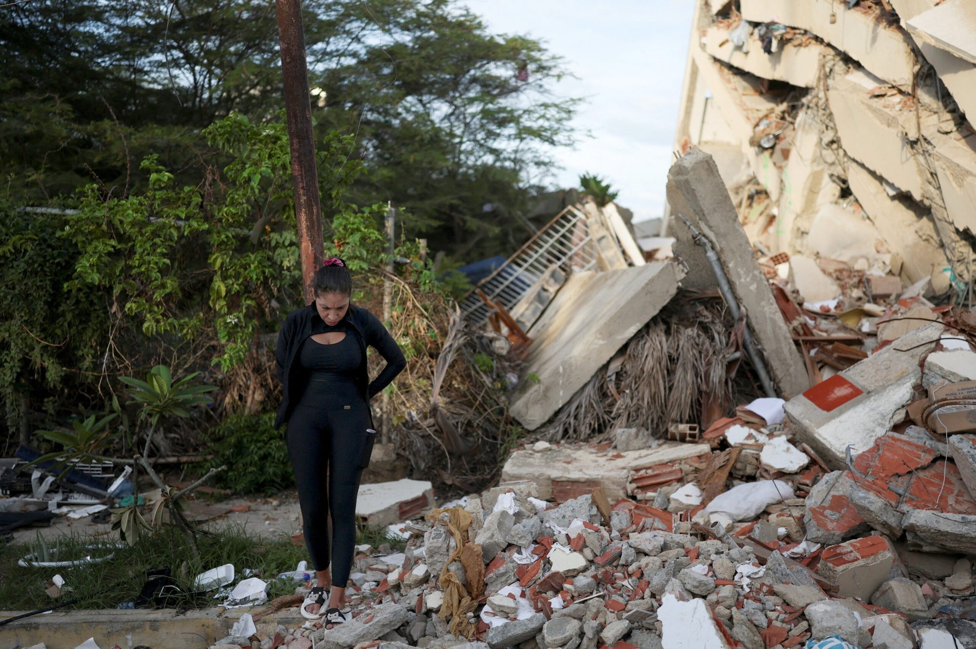 Deomaris Mata camina junto a los escombros de su apartamento en La Guaira, Venezuela, el 12 de julio de 2026, tras los terremotos del 24 de junio. El número de fallecidos asciende al menos a 4.500, mientras miles de personas continúan desaparecidas. (Foto OSV News/Pablo Sanhueza, Reuters)