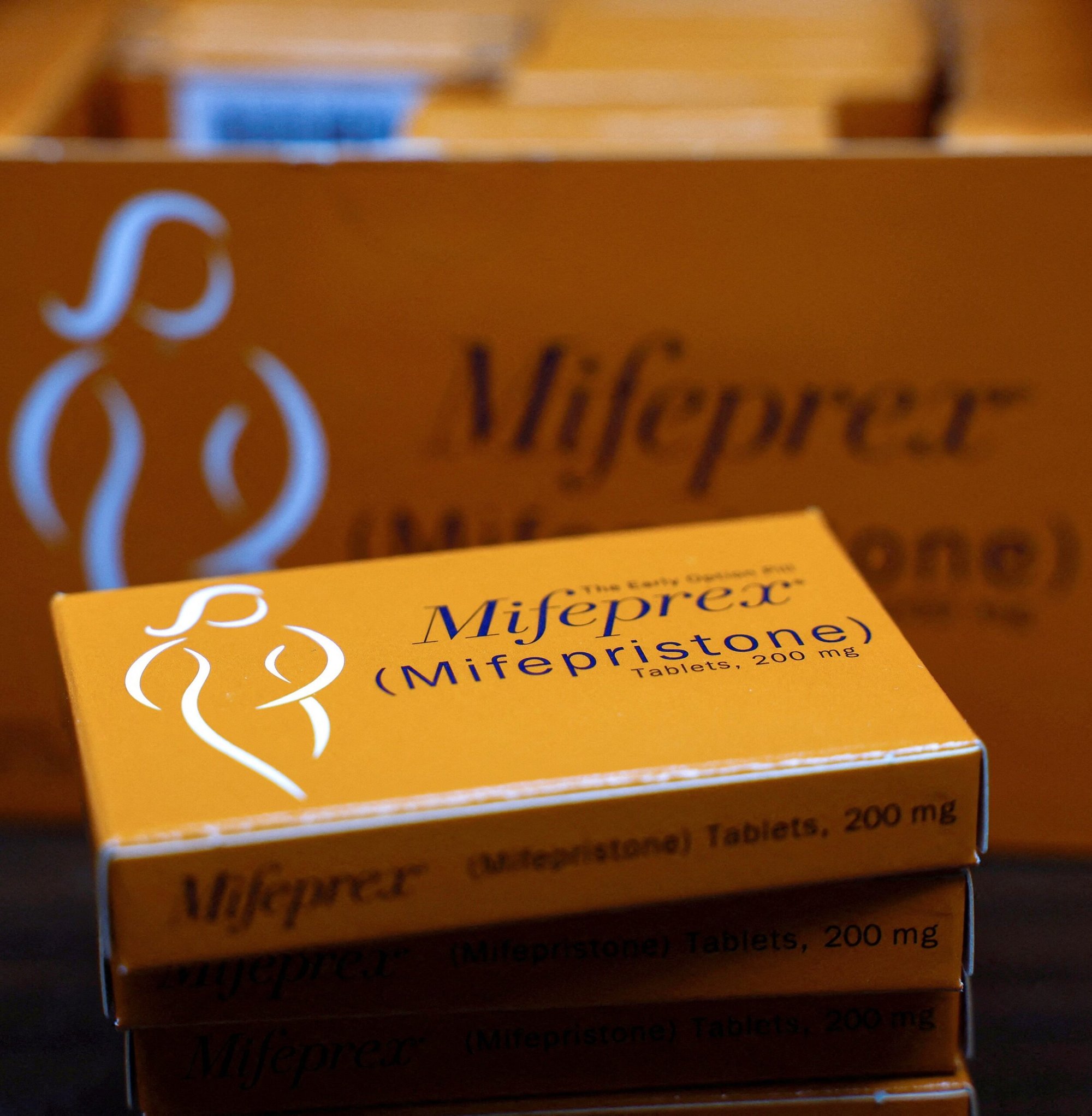 Cajas de mifepristona de la marca Mifeprex en la clínica Alamo Women's Clinic, en Carbondale, Illinois, el 9 de abril de 2024. Los obispos de EE.UU. llamaron a la oración y a la acción para frenar la expansión de las píldoras abortivas. (Foto OSV News/Evelyn Hockstein, vía Reuters)