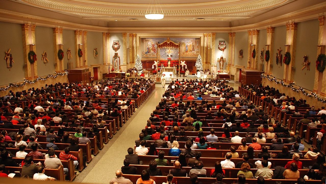 "Misa de medianoche de Navidad", iglesia de San Sebastián, Woodside, Nueva York, 2008. (Patrick Sweeney, Wikimedia Commons)