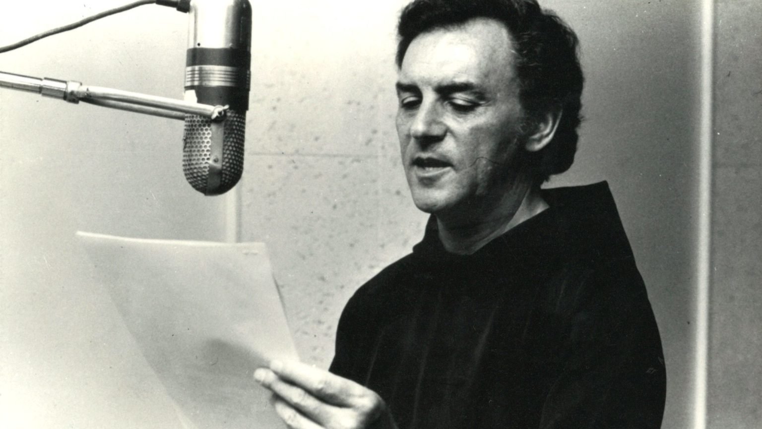 El padre Tony Scannell graba la voz en off de un proyecto cinematográfico durante su etapa como presidente de Franciscan Communications, en la década de 1970. (Archivo de The Tidings)