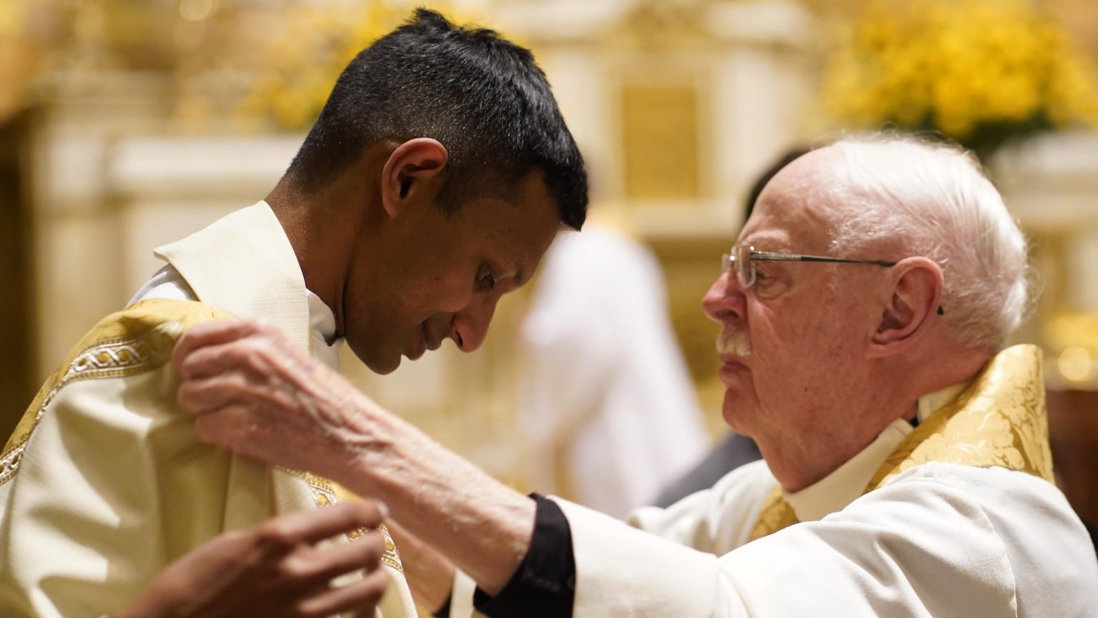 El padre Melvin Rayappa es revestido por el padre Thomas Roach, también jesuita, durante su ordenación sacerdotal en la Iglesia de San Ignacio de Loyola, en Nueva York, el 14 de junio de 2025. (OSV News/Gregory A. Shemitz)