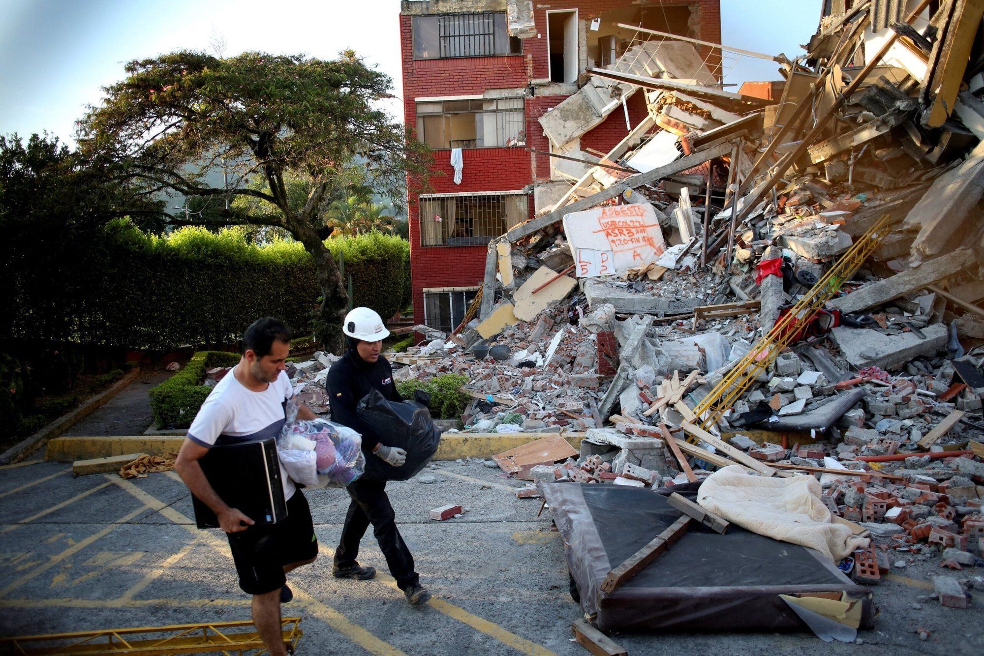 Personas caminan junto a los escombros en Pereira, Colombia, el 11 de agosto de 2026, tras el devastador terremoto de magnitud 7,4 ocurrido el día anterior. (Foto de OSV News/Juan David Duque, Reuters)