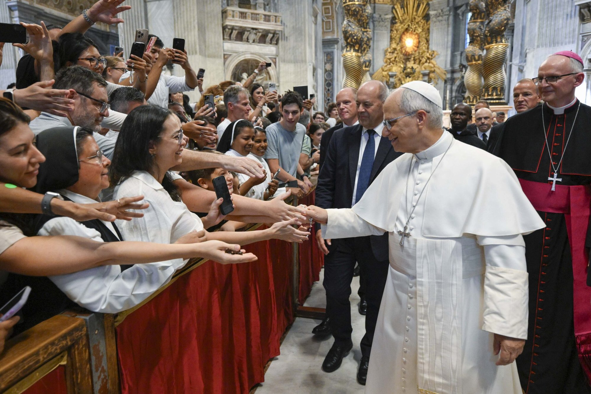 El Papa León XIV saluda a visitantes y peregrinos antes de su audiencia general en la Basílica de San Pedro, en el Vaticano, el 19 de agosto de 2026. (Foto CNS/Vatican Media)