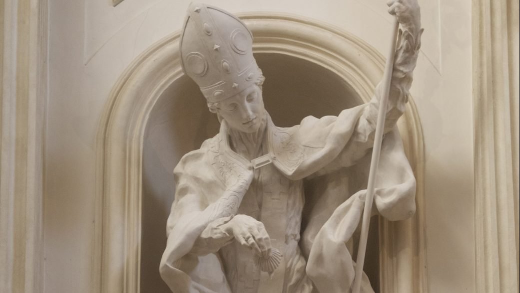 San Emigdio bautiza a Polisia, en el Duomo de Foligno, obra del escultor Cody Swanson. (Wikipedia)