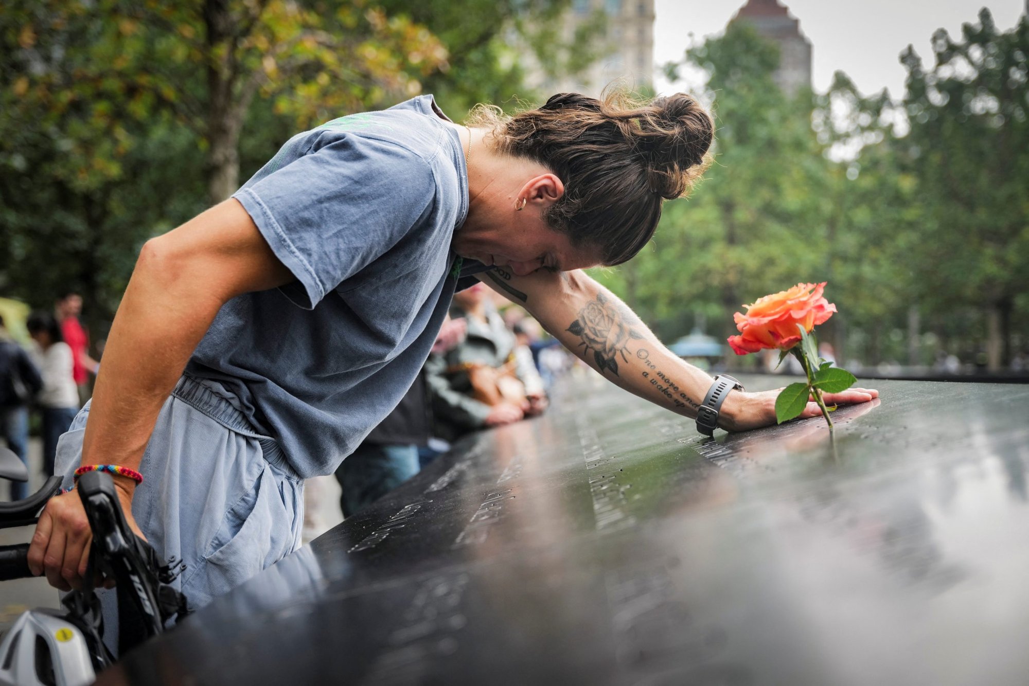 Elizabeth Adams contempla el monumento conmemorativo del 11-S en Manhattan, Nueva York, el 10 de septiembre de 2025, en vísperas del 24.º aniversario de los atentados de 2001 contra el World Trade Center. (OSV News/Jeenah Moon, Reuters)