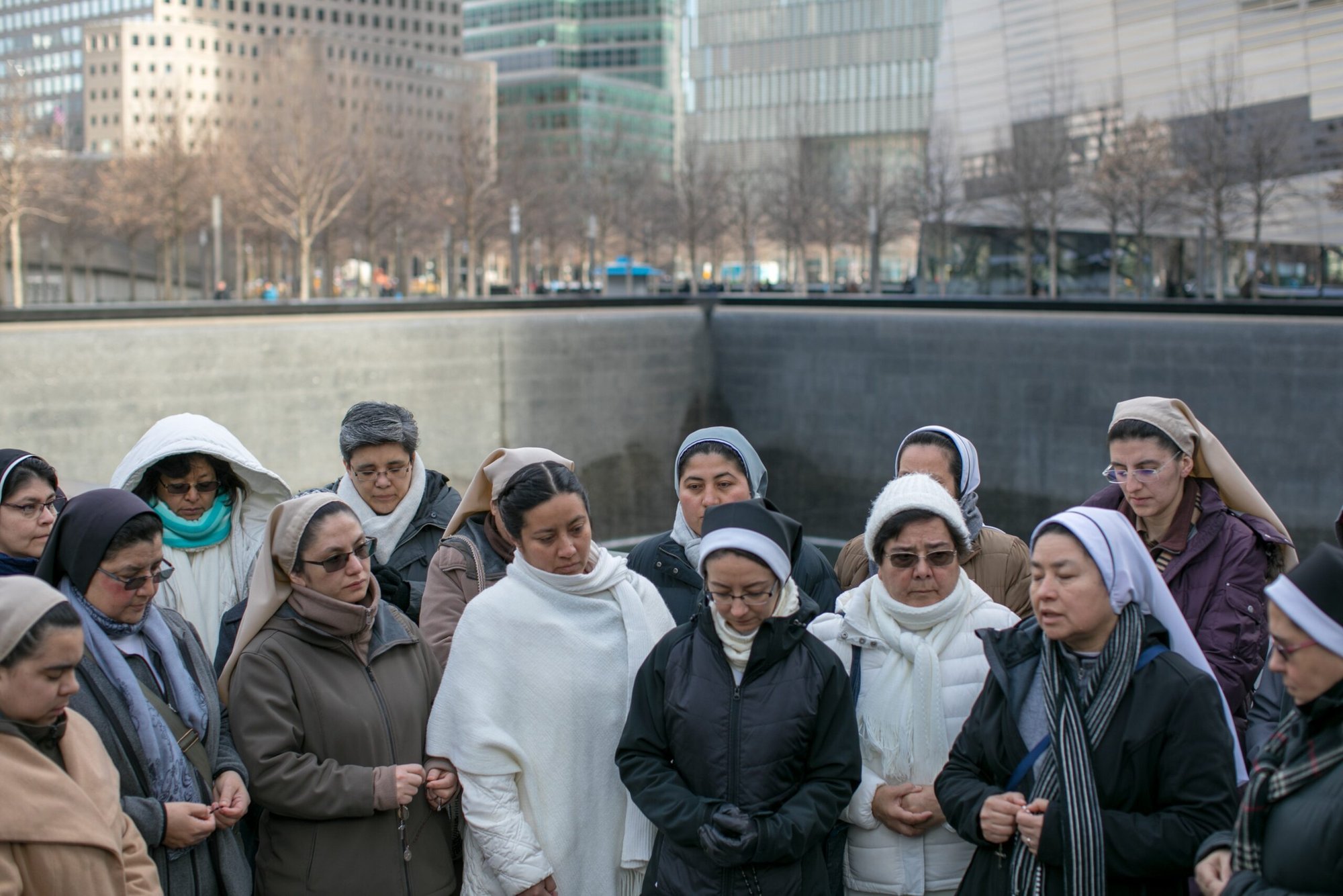 Hermanas misioneras rezan en el Memorial del 11-S durante una visita a la ciudad de Nueva York en 2018. (Foto de OSV News/Catholic Extension)
