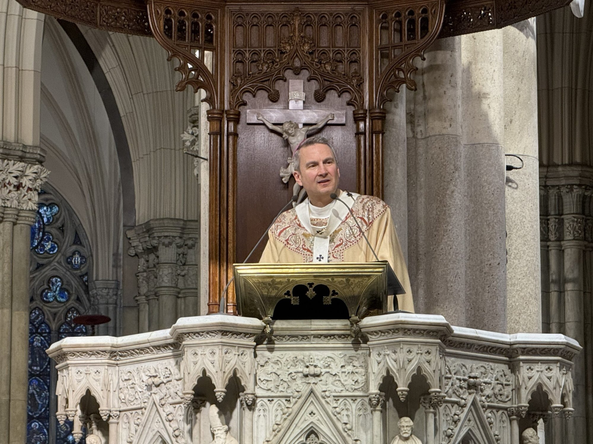 El arzobispo de Nueva York, Mons. Ronald A. Hicks, pronuncia su homilía durante la Misa Conmemorativa del 25.º aniversario del 11-S, celebrada el 10 de septiembre de 2026 en la Catedral de San Patricio, en Manhattan. Cerca de 3.000 personas perdieron la vida en los ataques terroristas del 11 de septiembre de 2001 que causaron el derrumbe de las Torres Gemelas del World Trade Center de Nueva York, así como en el Pentágono y cerca de Shanksville, Pensilvania, cuando terroristas secuestraron cuatro aviones comerciales para atacar a Estados Unidos. (Foto OSV News/Steven Schwankert, The Good Newsroom)
