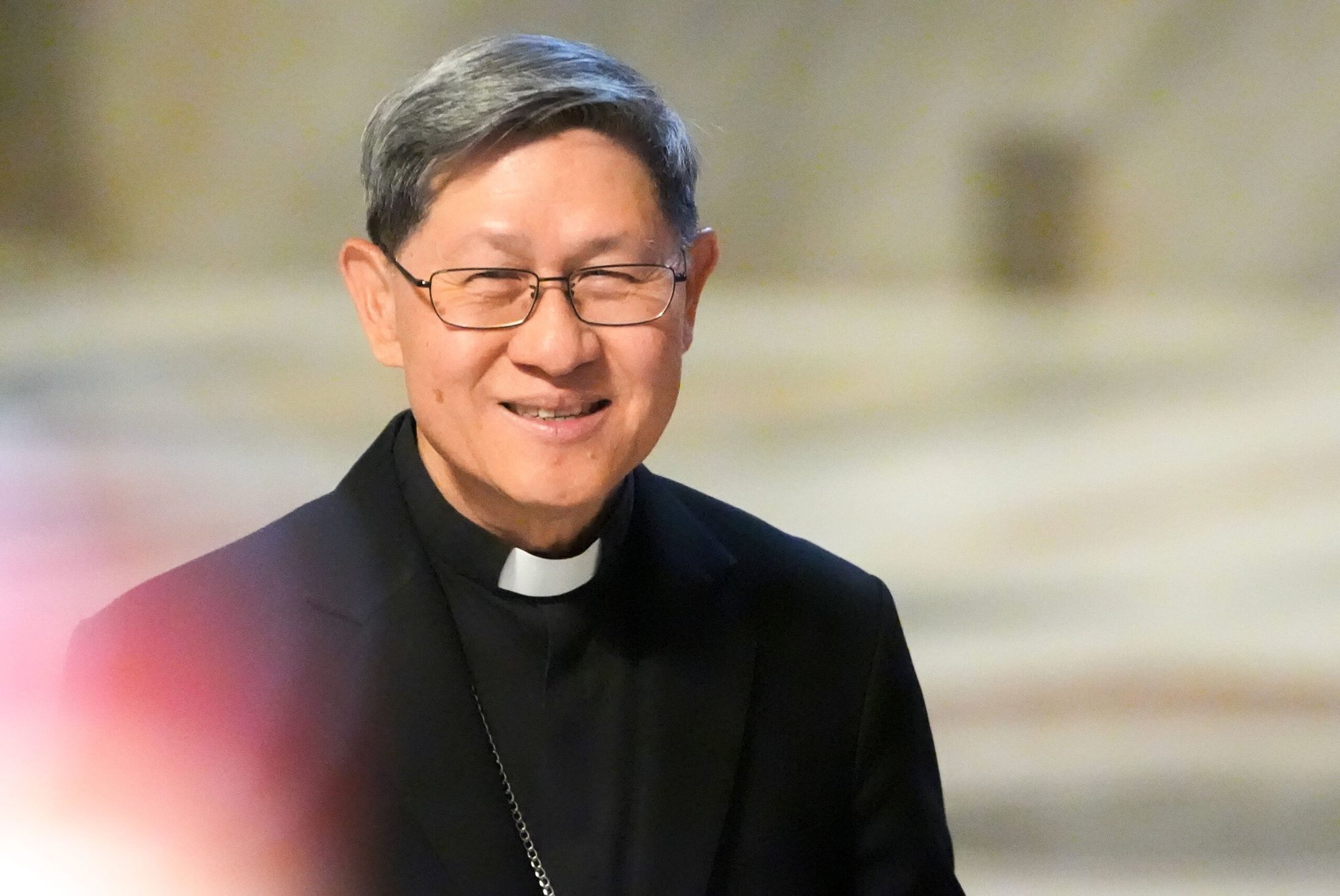 El cardenal Luis Antonio Tagle, proprefecto del Dicasterio para la Evangelización, llega para participar en la Misa final de los nueve días de luto oficial por el papa Francisco, en la Basílica de San Pedro, en el Vaticano, el 4 de mayo de 2025. (Foto CNS/Lola Gomez)