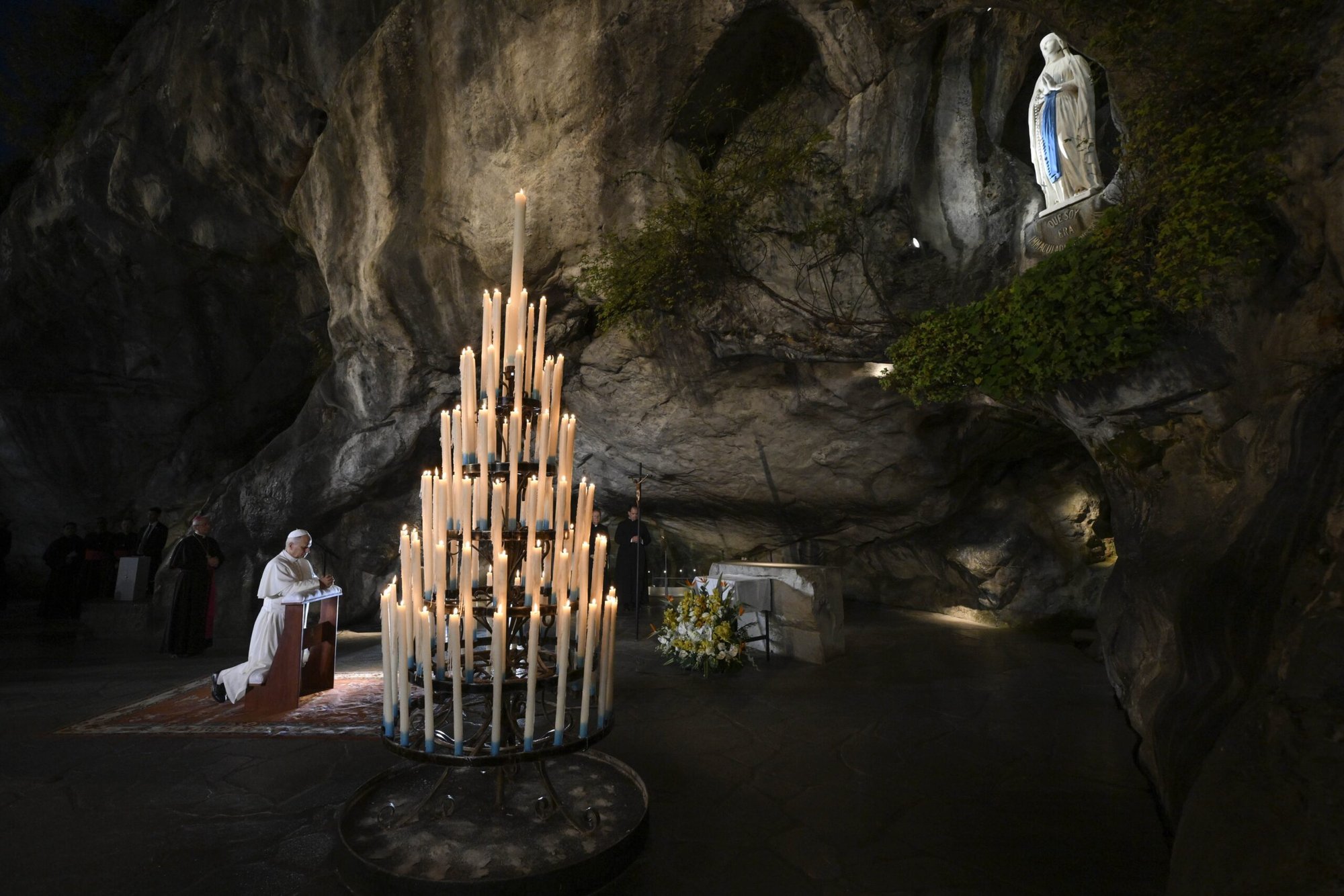 El Papa León XIV se arrodilla en la Gruta de las Apariciones en el Santuario de Nuestra Señora de Lourdes, Francia, el 26 de septiembre de 2026. (Foto OSV News/Simone Risoluti, Vatican Media)