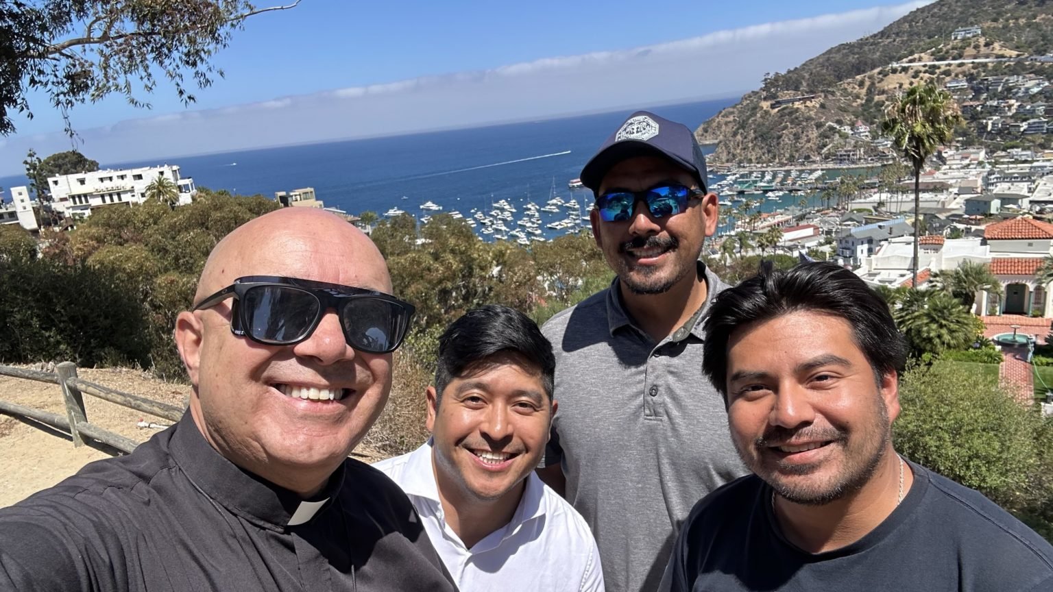 Rafael Zaragoza, segundo desde la izquierda, junto a sus compañeros y el padre Dario Miranda durante su visita a la isla Catalina en julio de 2026. El equipo de Zaragoza pasó una semana en la Región Pastoral de San Pedro de la Arquidiócesis de Los Ángeles, anunciando el Evangelio a sacerdotes, feligreses y a todas las personas que encontraban. (Padre Dario Miranda)