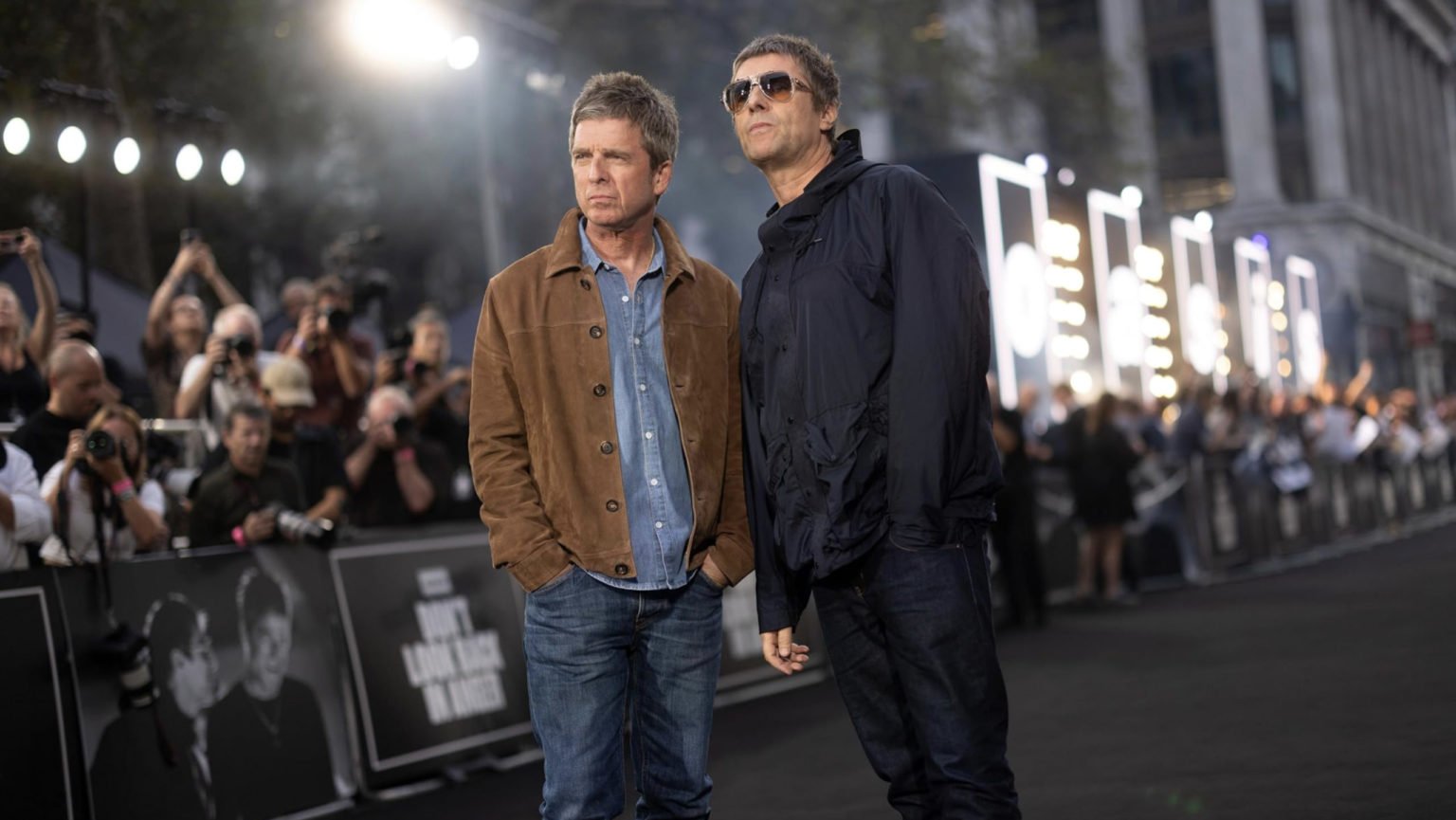 Noel Gallagher y Liam Gallagher en el estreno en Londres de la película “Don’t Look Back in Anger”. (IMDb)