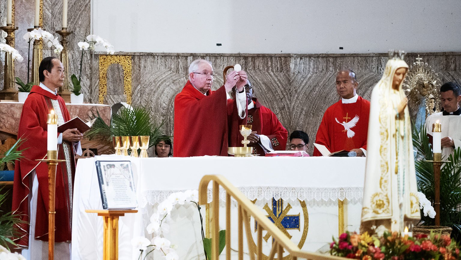 El arzobispo José H. Gómez celebra Misa en la iglesia de San Esteban Mártir, en Monterey Park, en mayo de 2025. (Victor Aléman)
