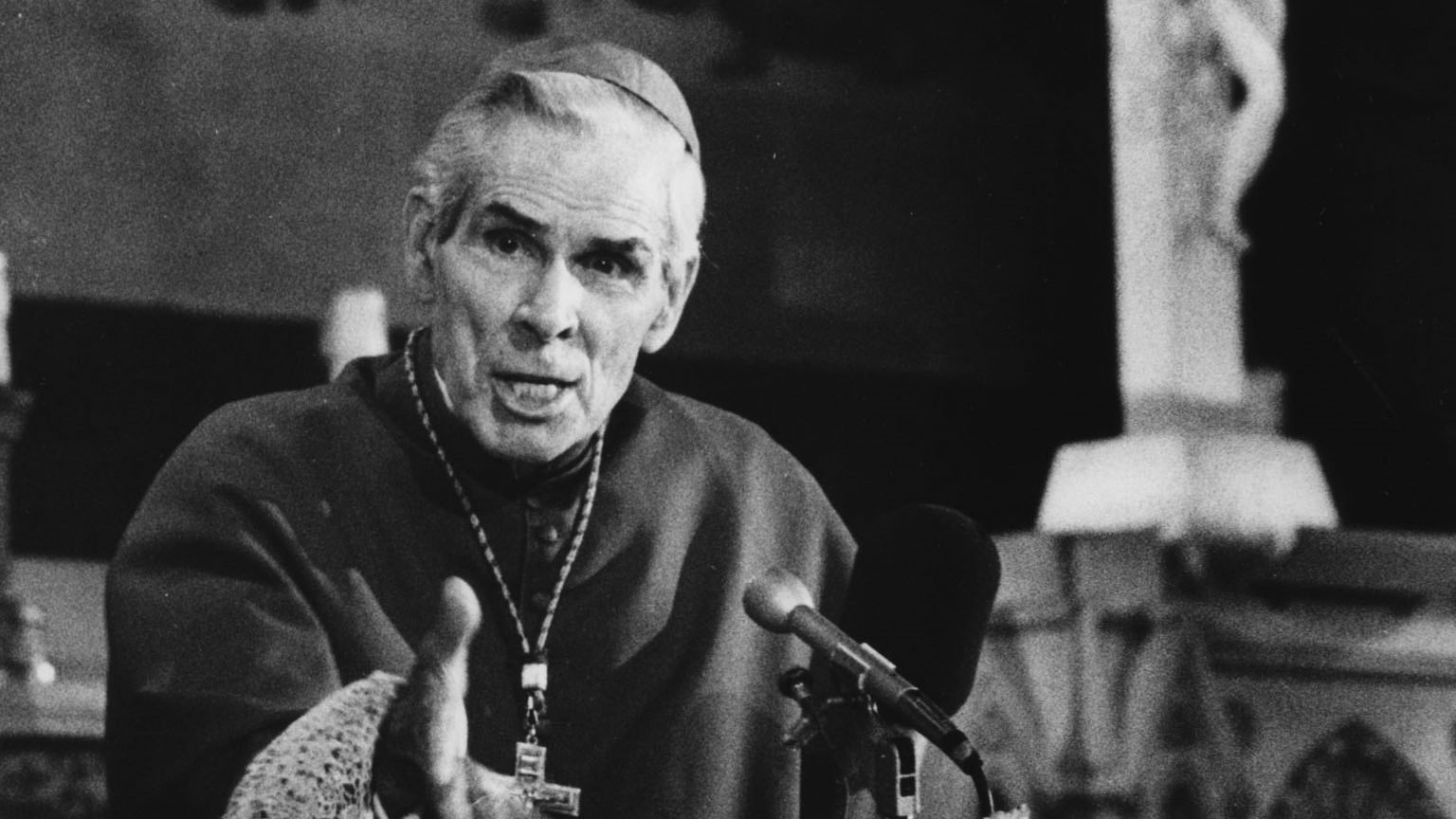 El arzobispo Sheen aparece en esta fotografía sin fecha. (Foto de archivo de CNS)