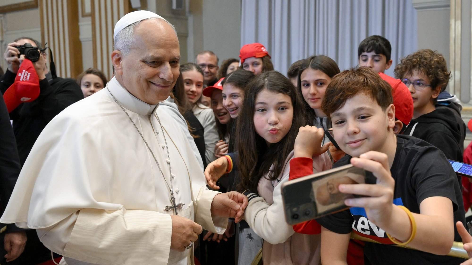 El papa León XIV se toma una selfi durante un encuentro, el 16 de mayo de 2026, en el Vaticano, con jóvenes católicos de la Arquidiócesis de Génova, Italia, que se preparan para recibir el sacramento de la Confirmación. (OSV News/Simone Risoluti, Vatican Media)