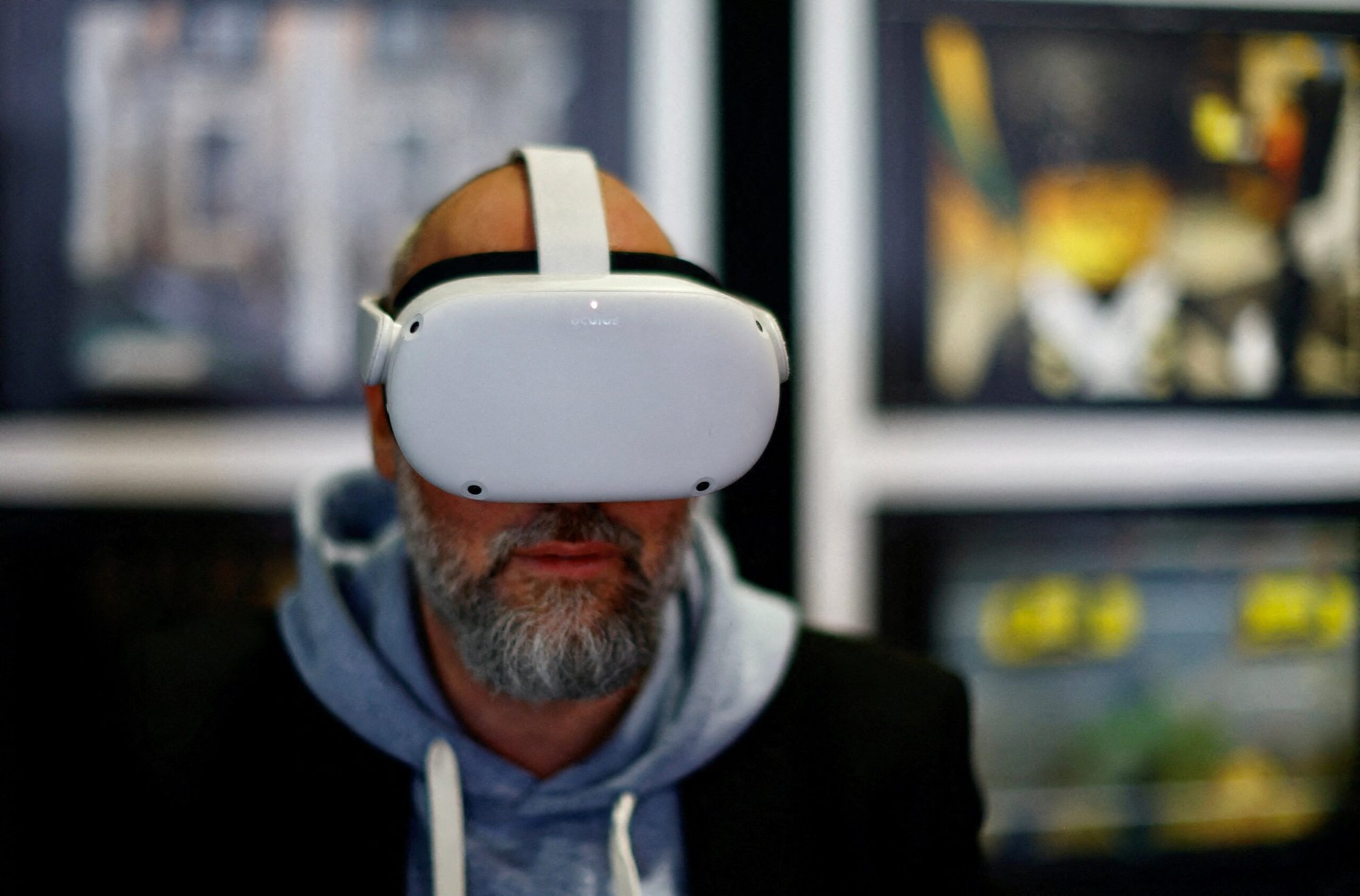 Un visitante usa gafas de realidad virtual durante el Festival Mundial de Inteligencia Artificial de Cannes, en Cannes, Francia, el 10 de febrero de 2023. El padre Charles Sikorsky, presidente de la Universidad de la Divina Misericordia, una universidad católica privada de posgrado especializada en psicología y asesoramiento en Sterling, Virginia, afirmó el 5 de septiembre de 2026 que la primera encíclica del papa León XIV, "Magnifica Humanitas", puede ser "de enorme importancia" para la práctica de la psicología a la hora de abordar el impacto de la IA en la salud mental. (Foto de OSV News/Eric Gaillard, Reuters)